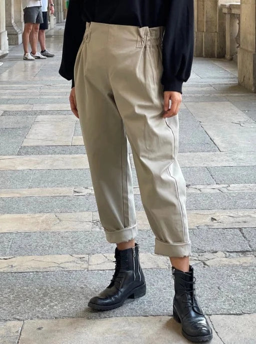 Pantalon cigarette en coton (beige ou bleu marine)