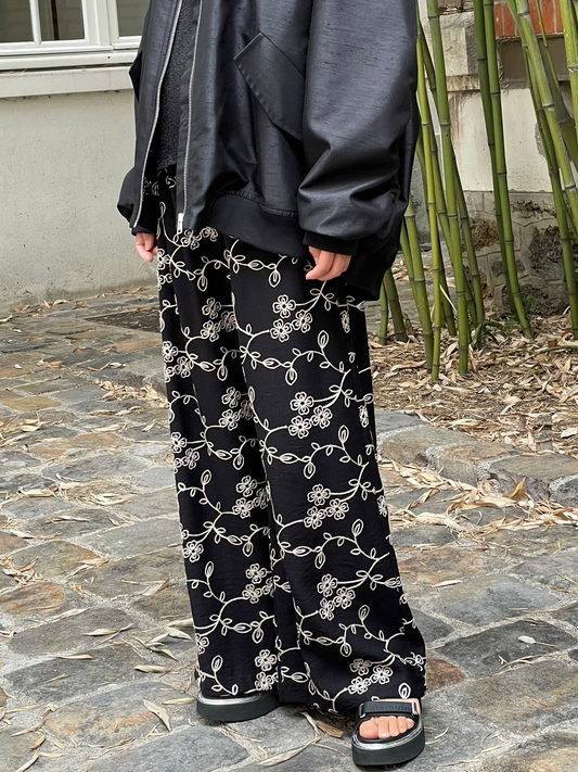 Pantalon noir à motif floral brodé
