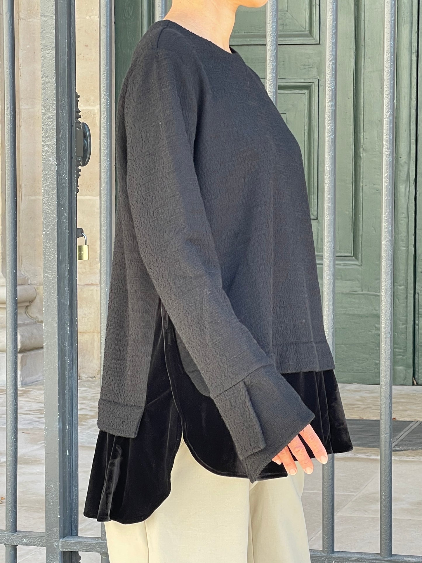 Blouse noire ample – manches évasées avec effet superposé