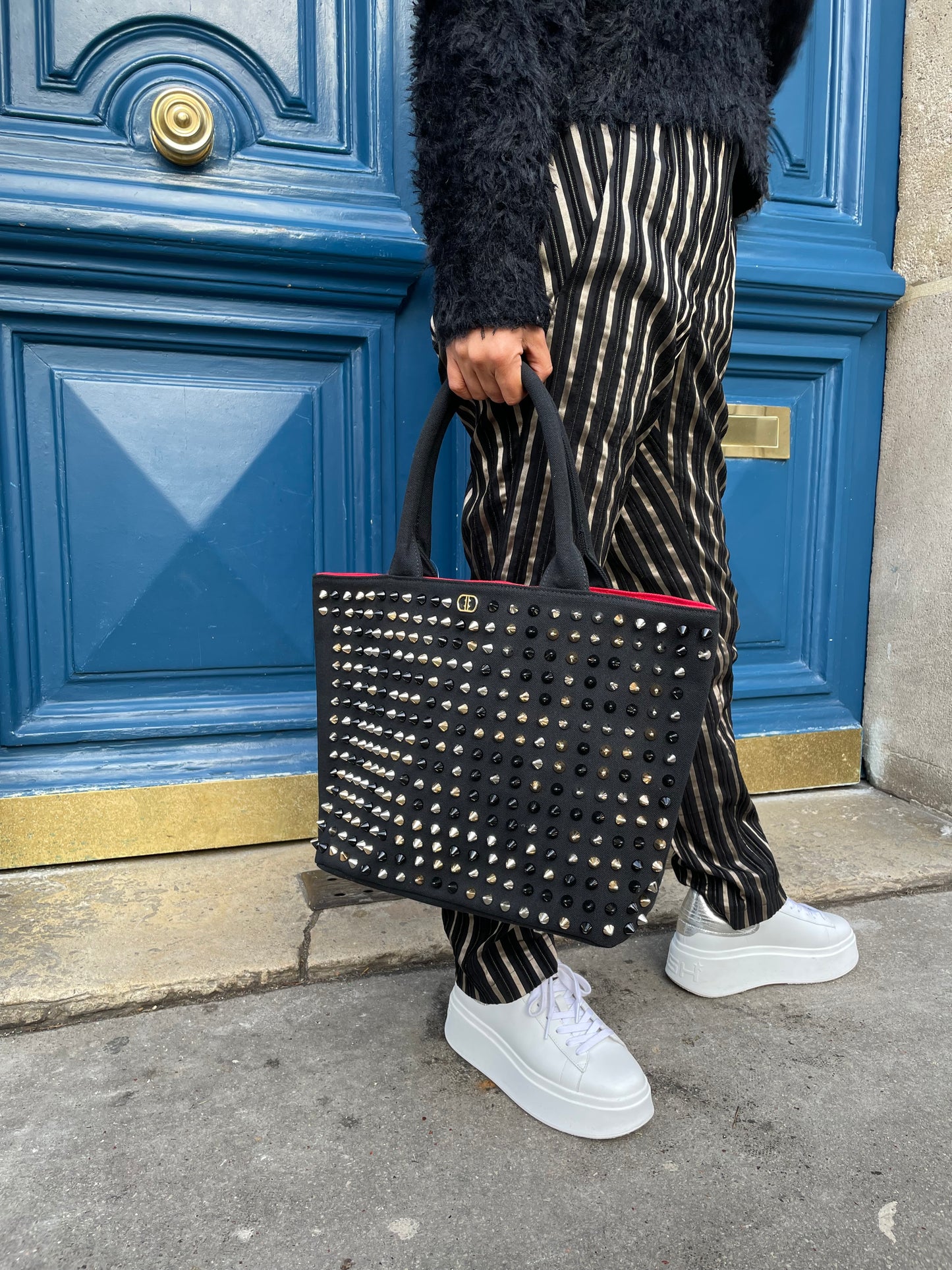 Sac à main orné de clous