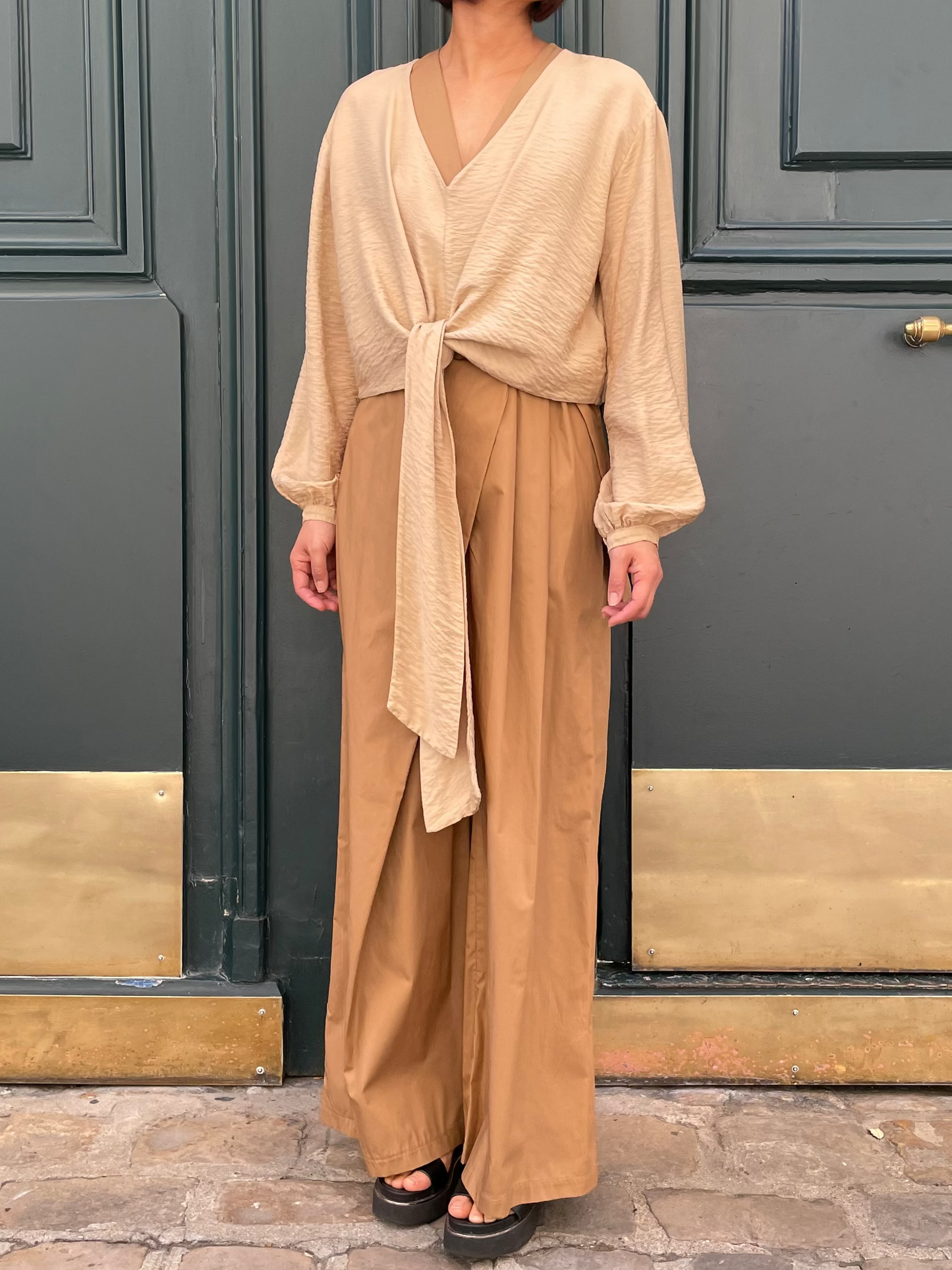 Combinaison en coton à décolleté croisé et drapé élégant