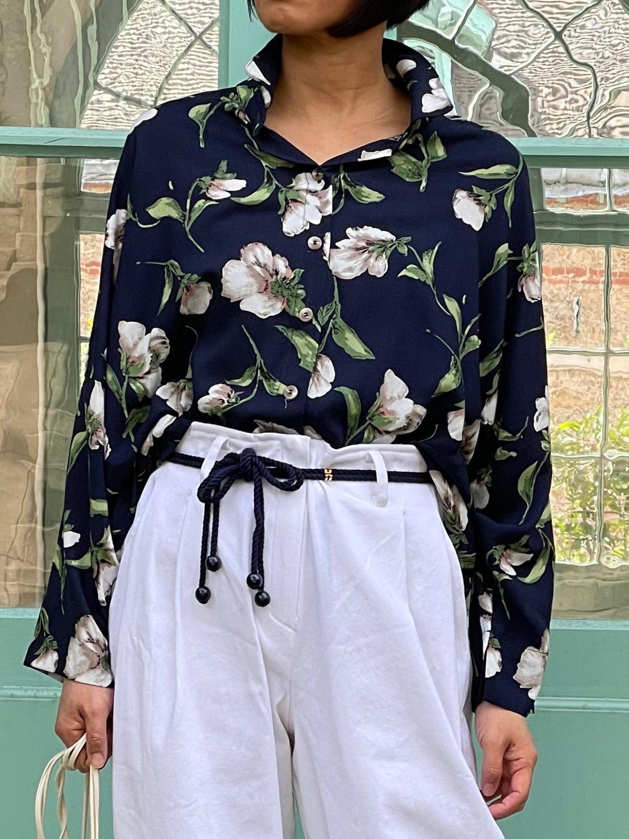 Chemise bleue fleurs blanches