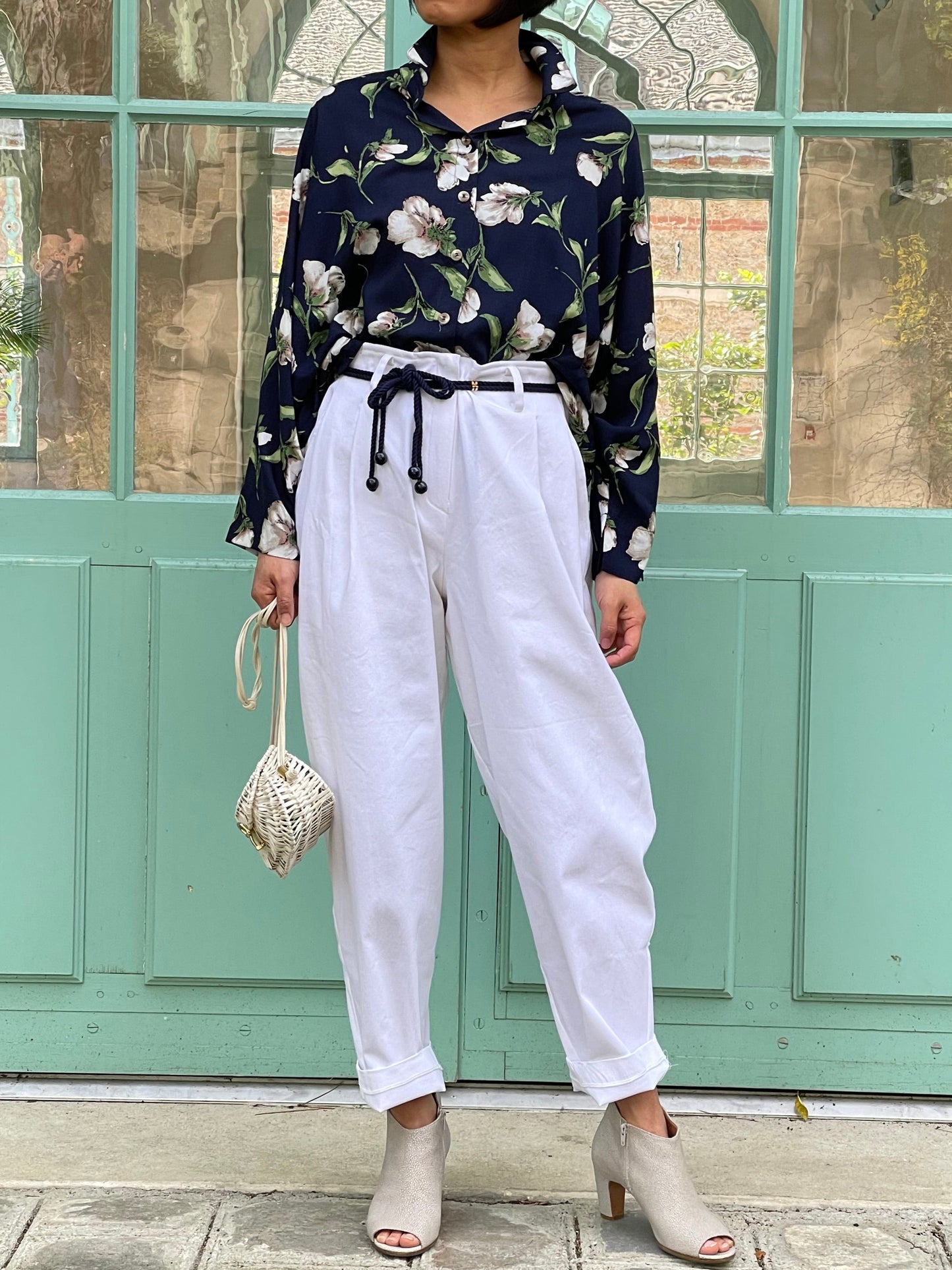 Chemise bleue fleurs blanches