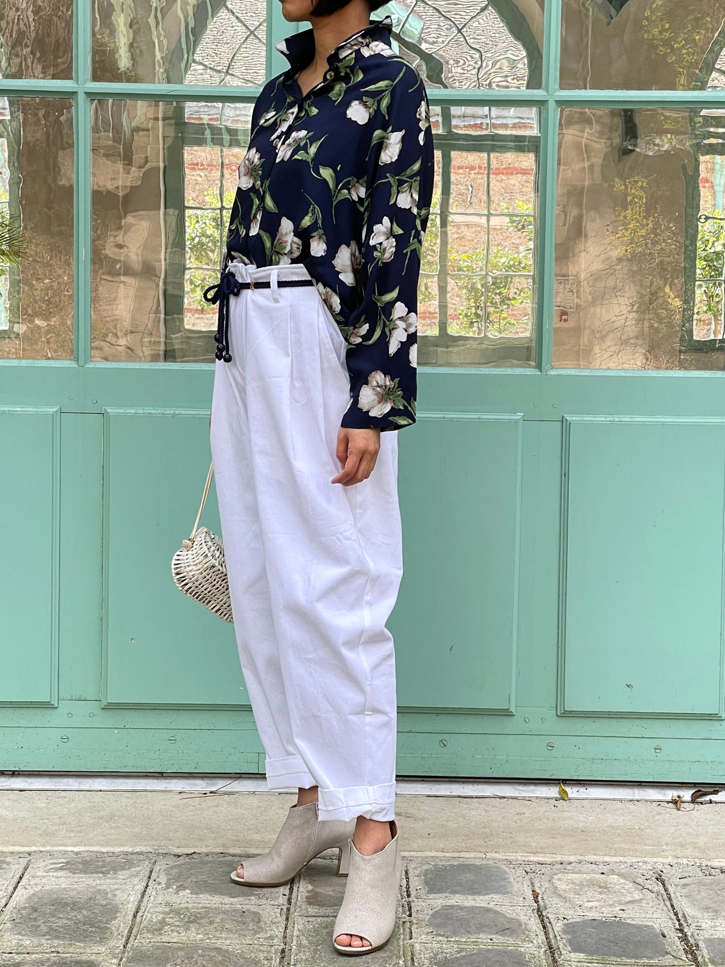 Chemise bleue fleurs blanches