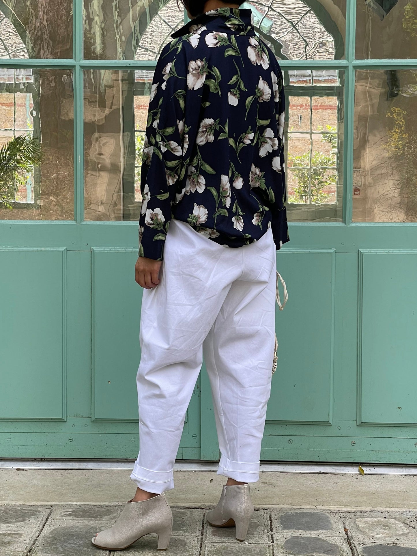 Chemise bleue fleurs blanches