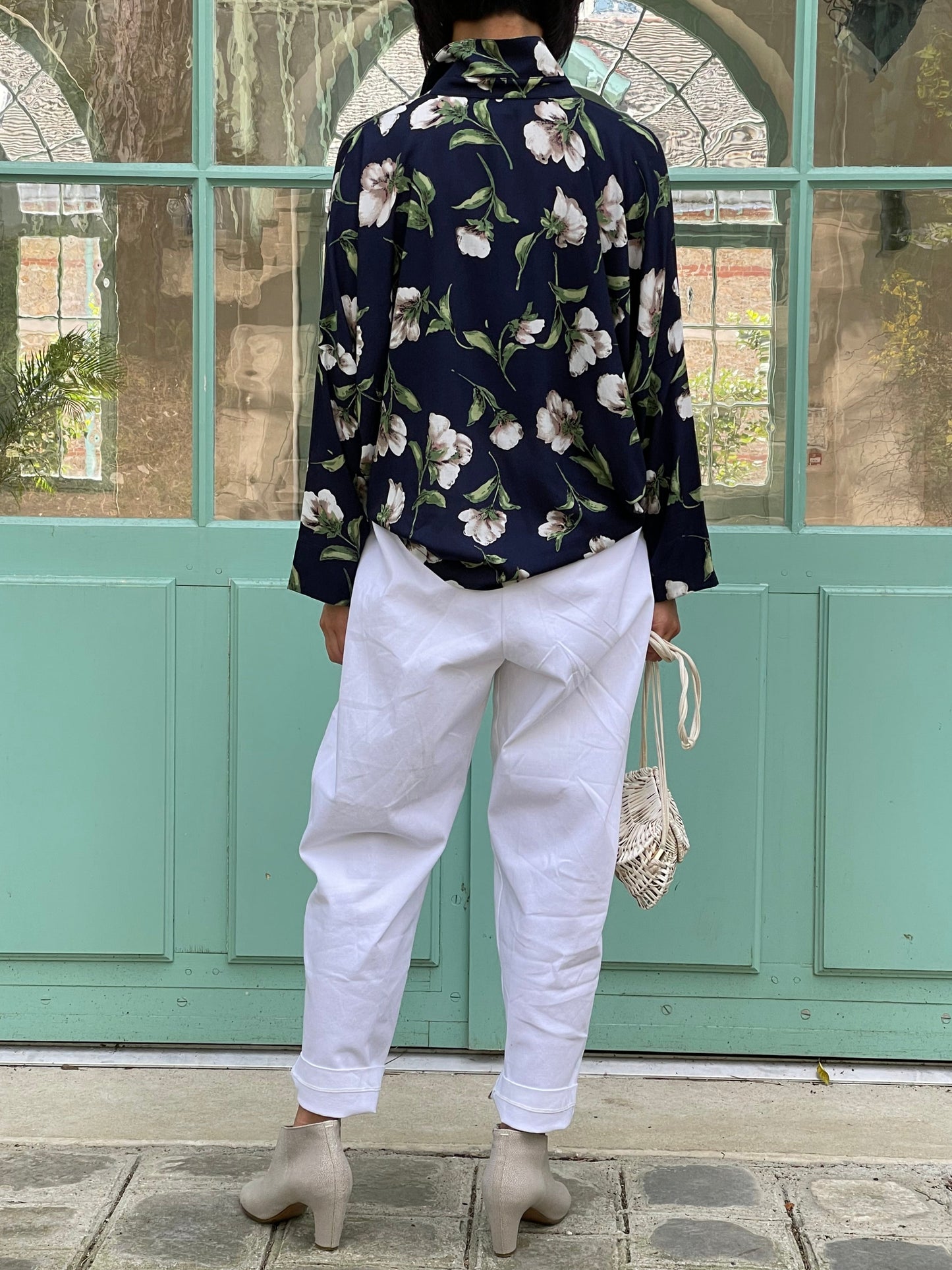 Chemise bleue fleurs blanches