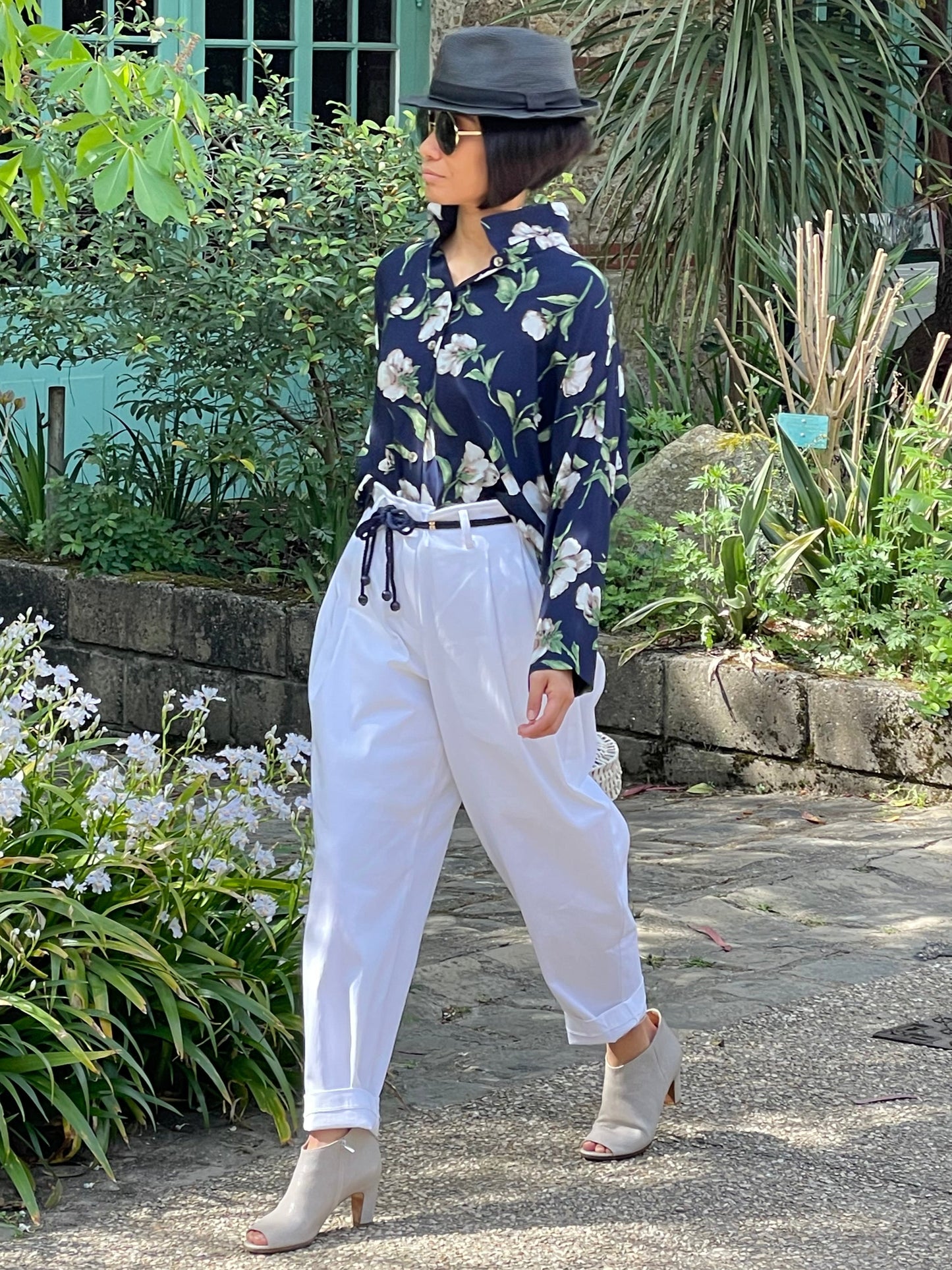 Chemise bleue fleurs blanches