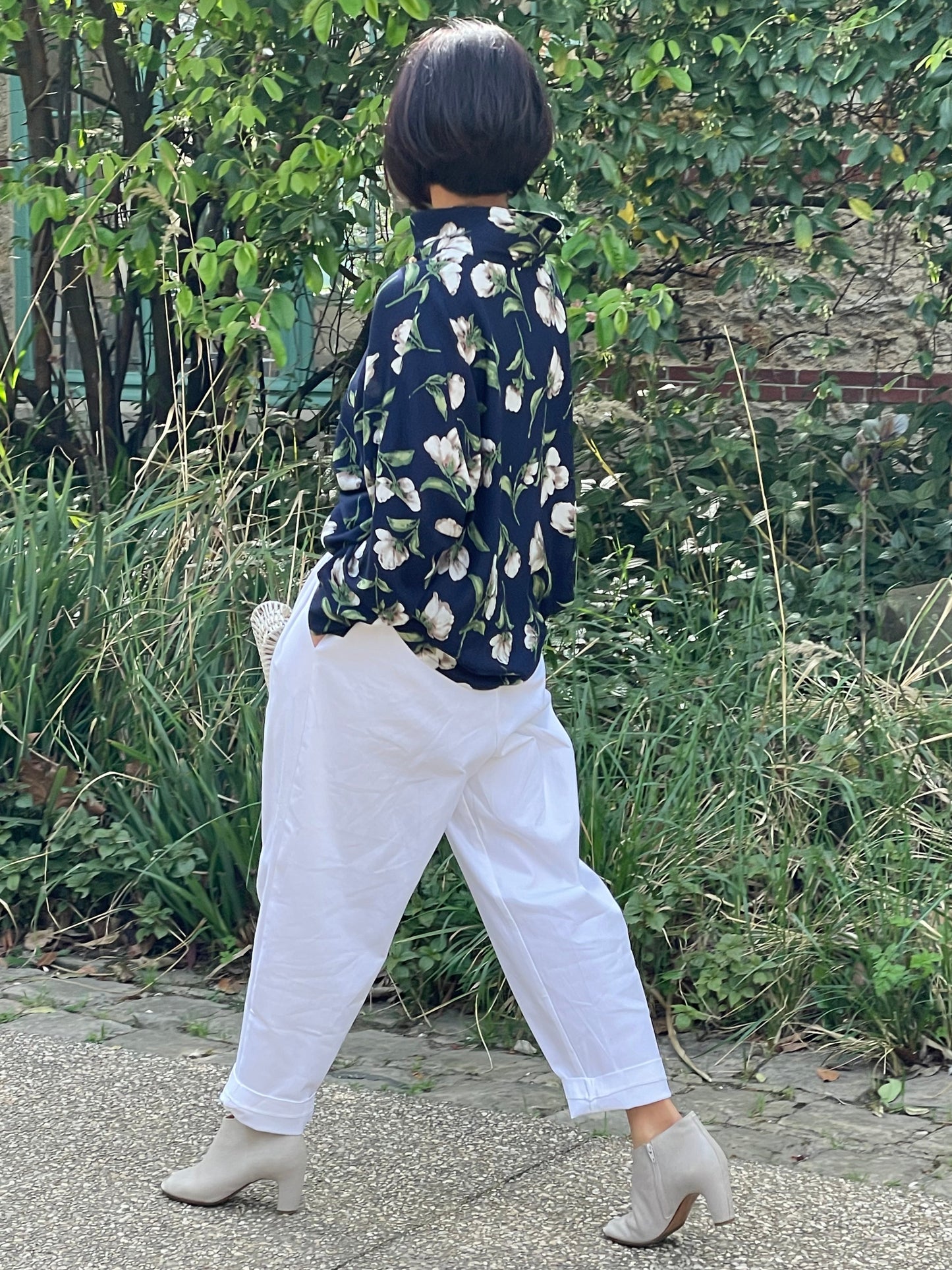 Chemise bleue fleurs blanches