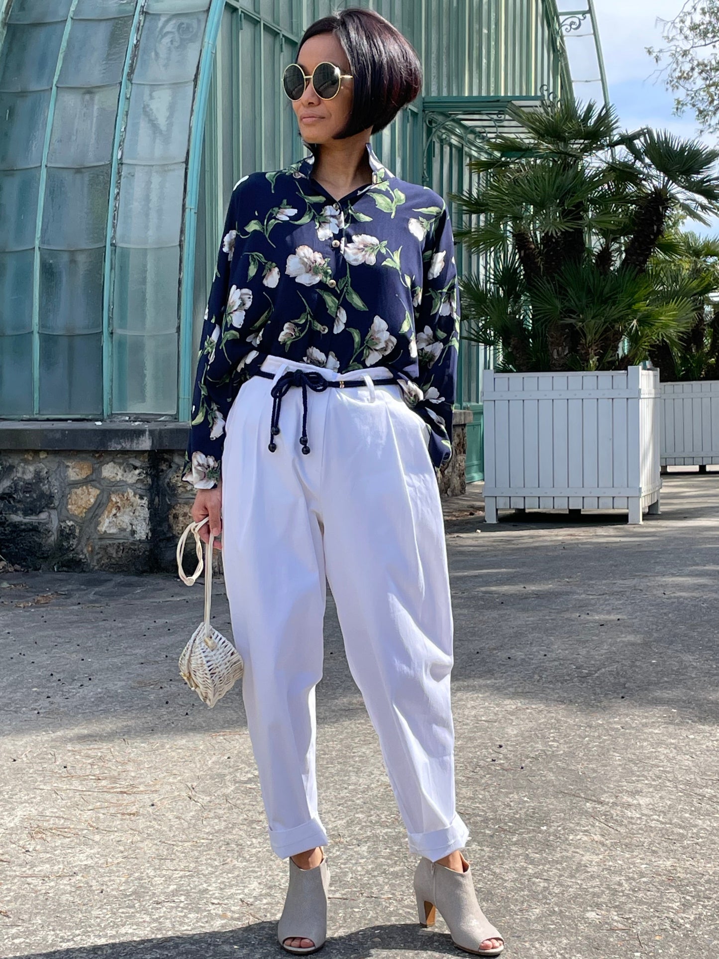 Chemise bleue fleurs blanches