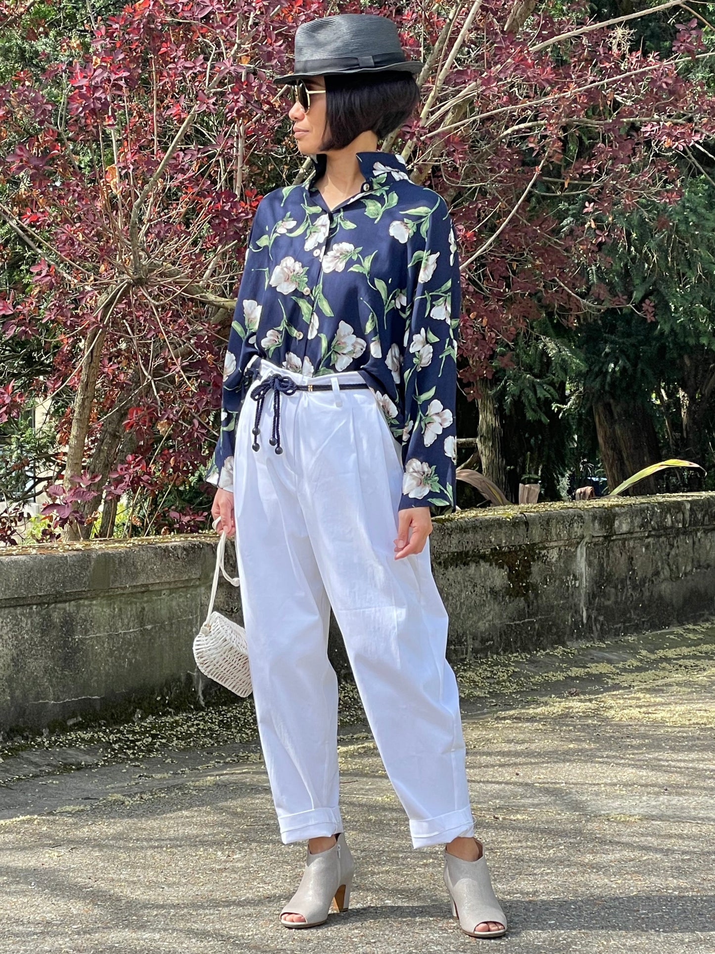 Chemise bleue fleurs blanches