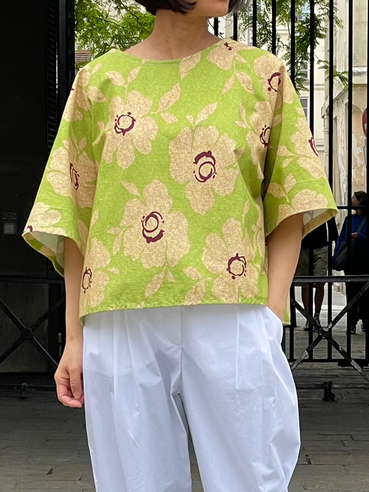 Blouse verte à motifs floraux