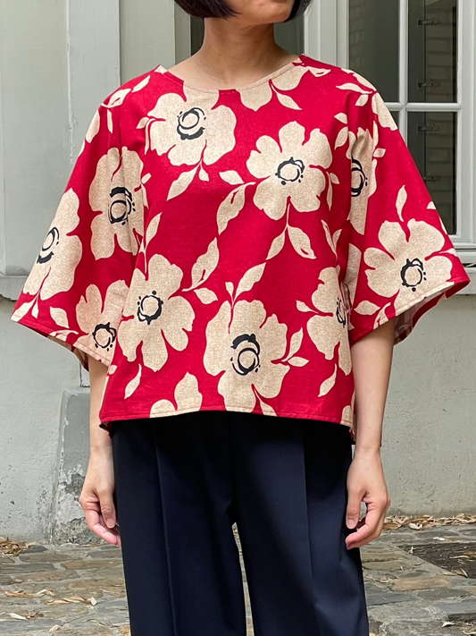 Blouse rouge à motifs floraux