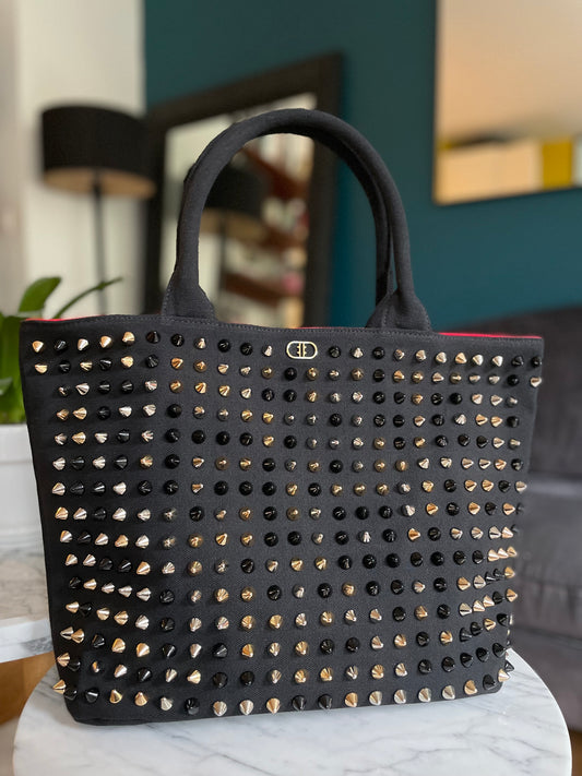 Sac à main orné de clous