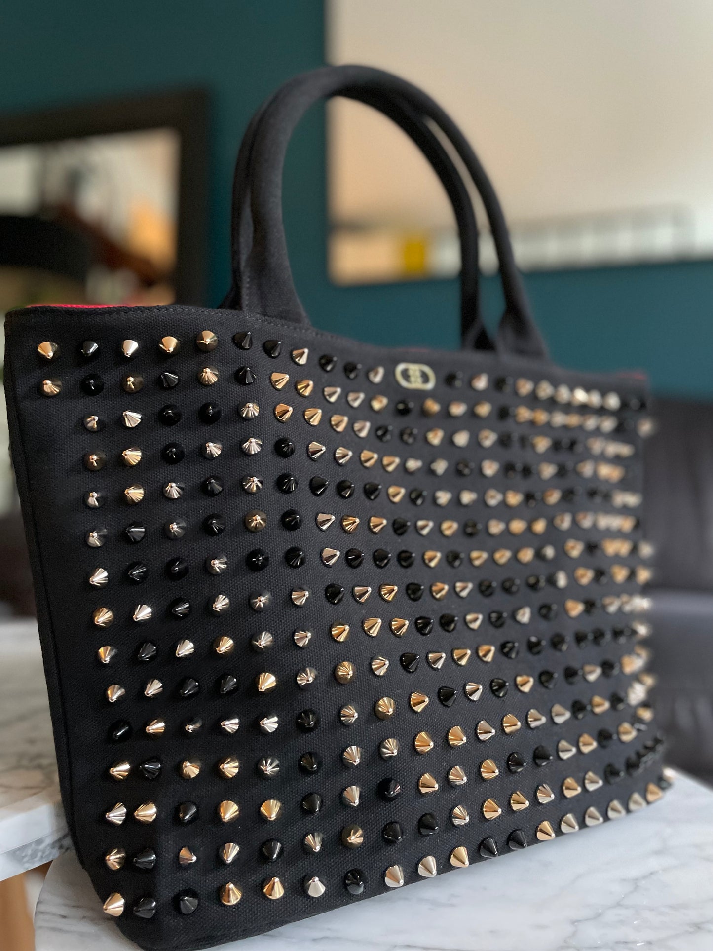 Sac à main orné de clous