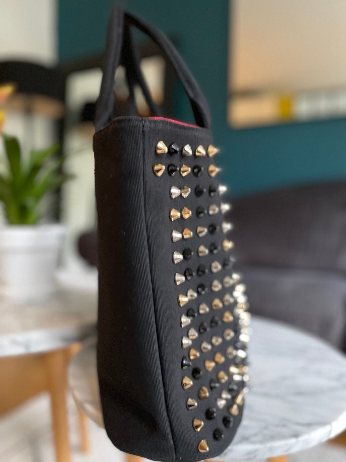 Sac à main orné de clous