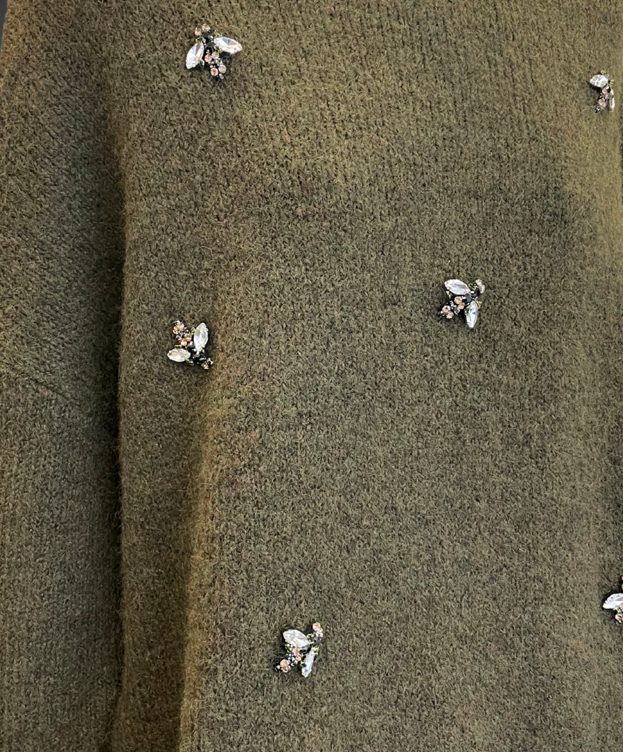 Jumper brodé avec broches – Vert olive