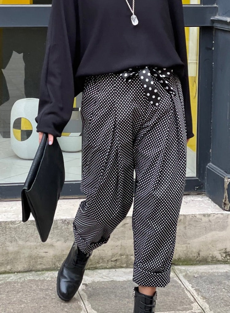 Pantalon cigarette à pince imprimé pois
