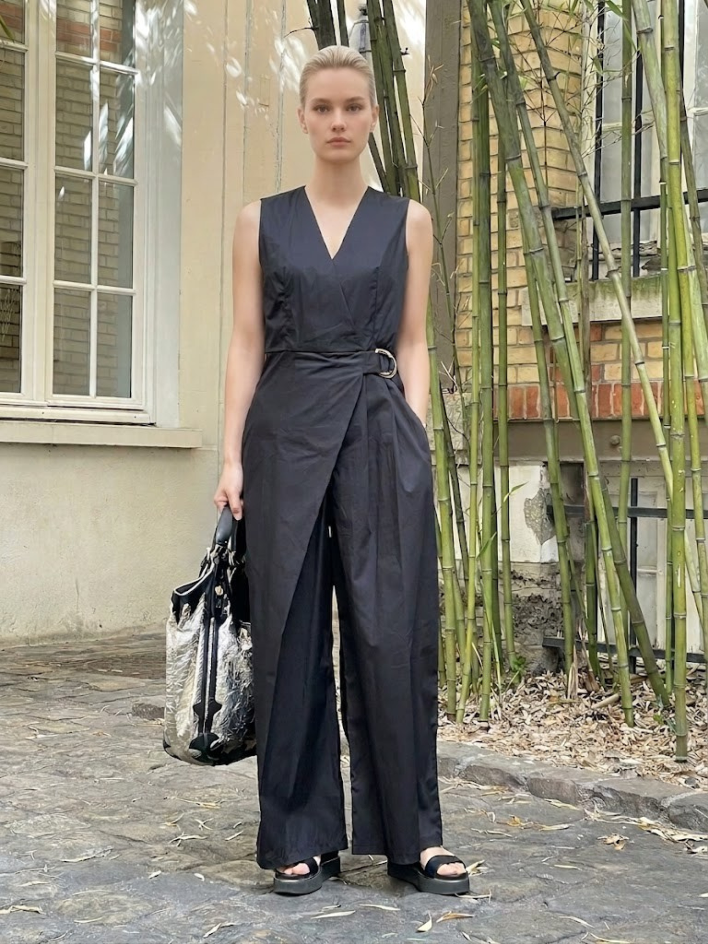 Combinaison en coton à décolleté croisé et drapé élégant