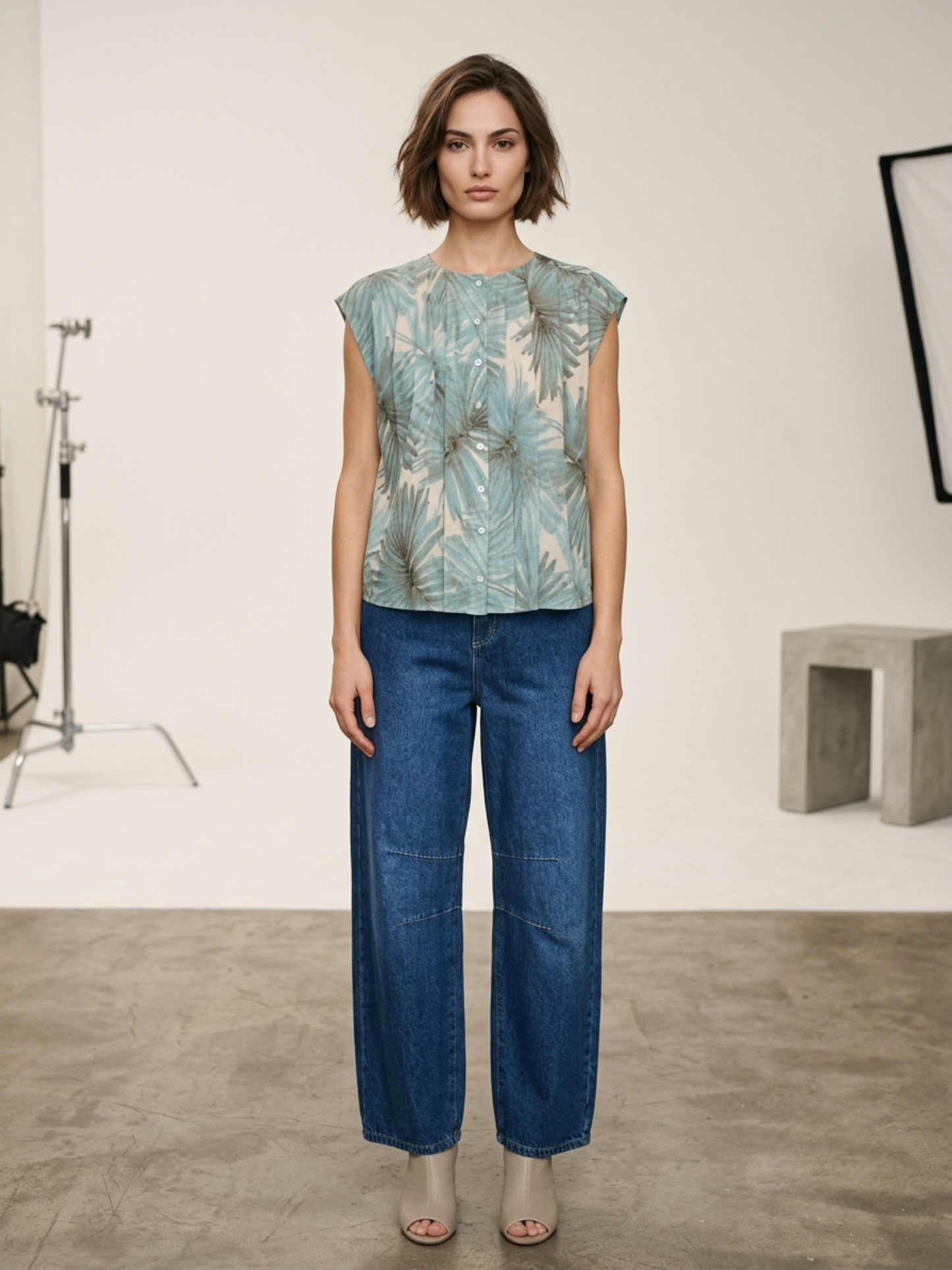 Sleeveless blouse with leaf print