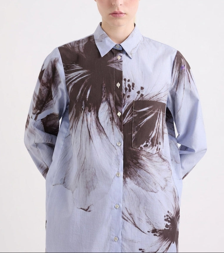 Chemise bleu clair à motifs floraux