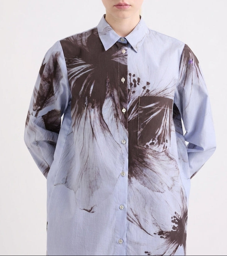 Chemise bleu clair à motifs floraux