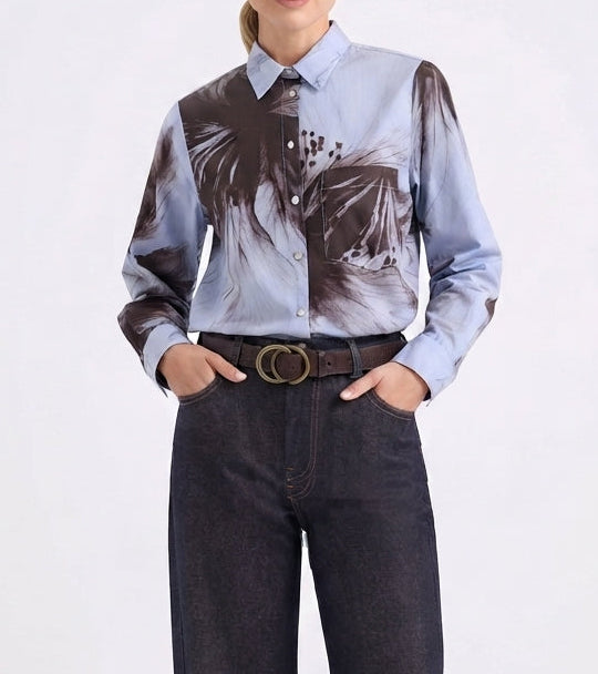 Chemise bleu clair à motifs floraux