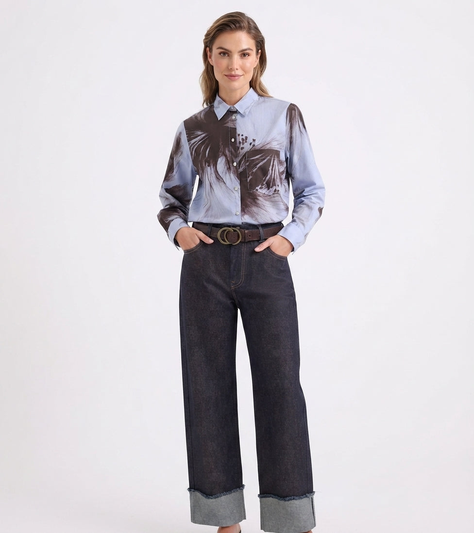 Chemise bleu clair à motifs floraux