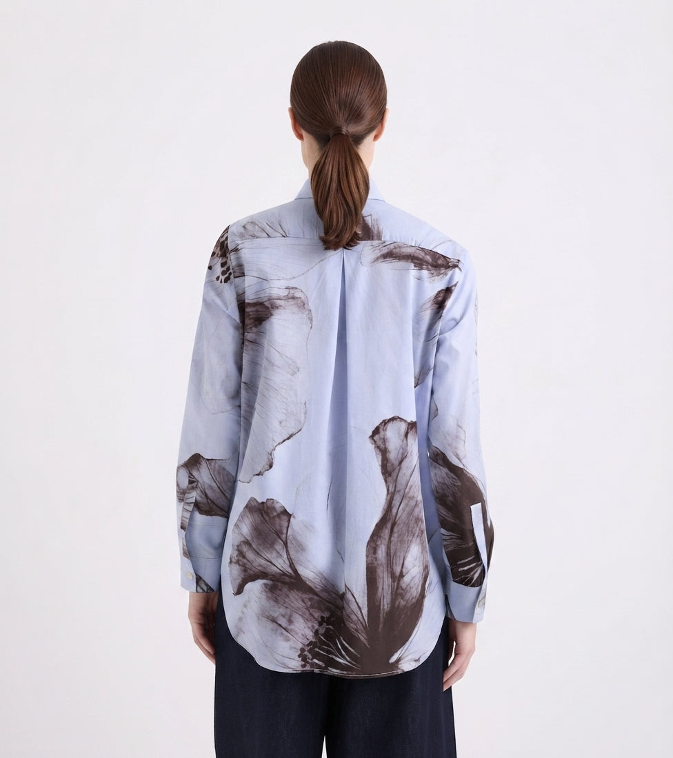 Chemise bleu clair à motifs floraux