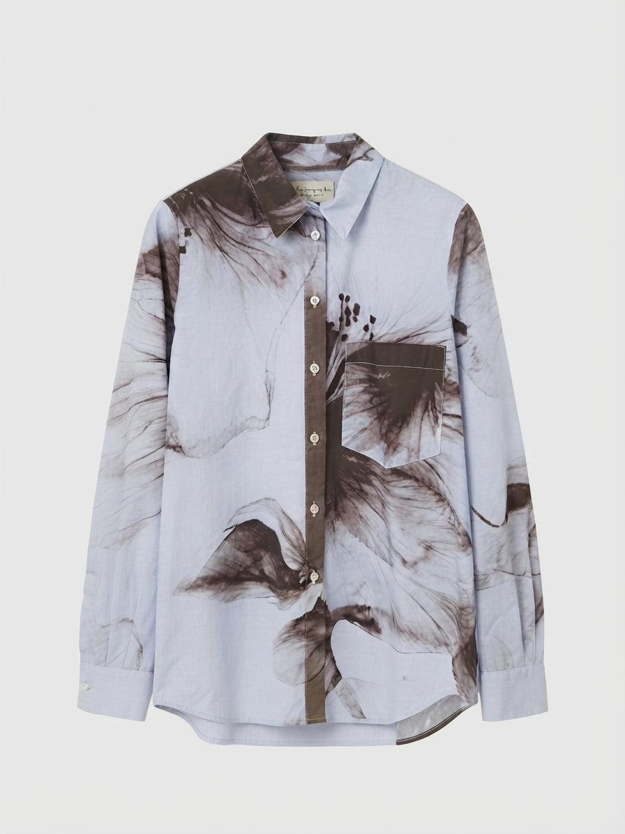Chemise bleu clair à motifs floraux