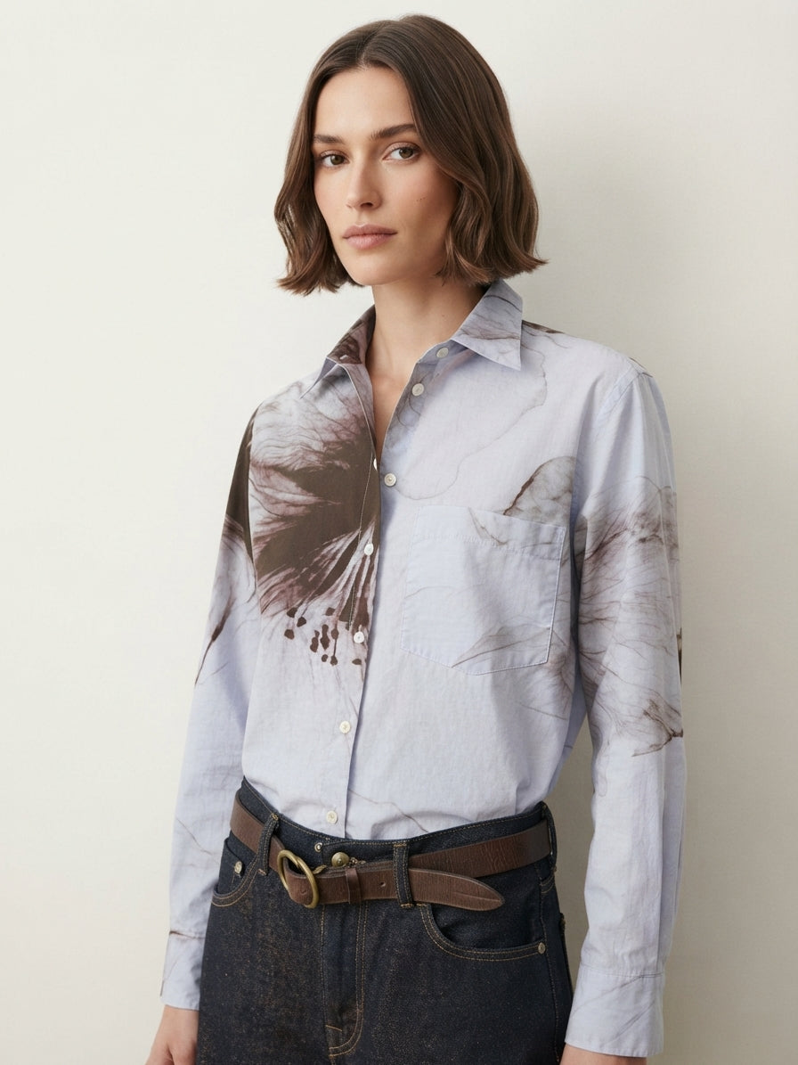 Chemise bleu clair à motifs floraux
