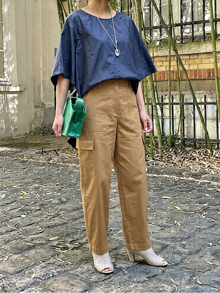 Blouse ample en coton bleu – coupe minimaliste