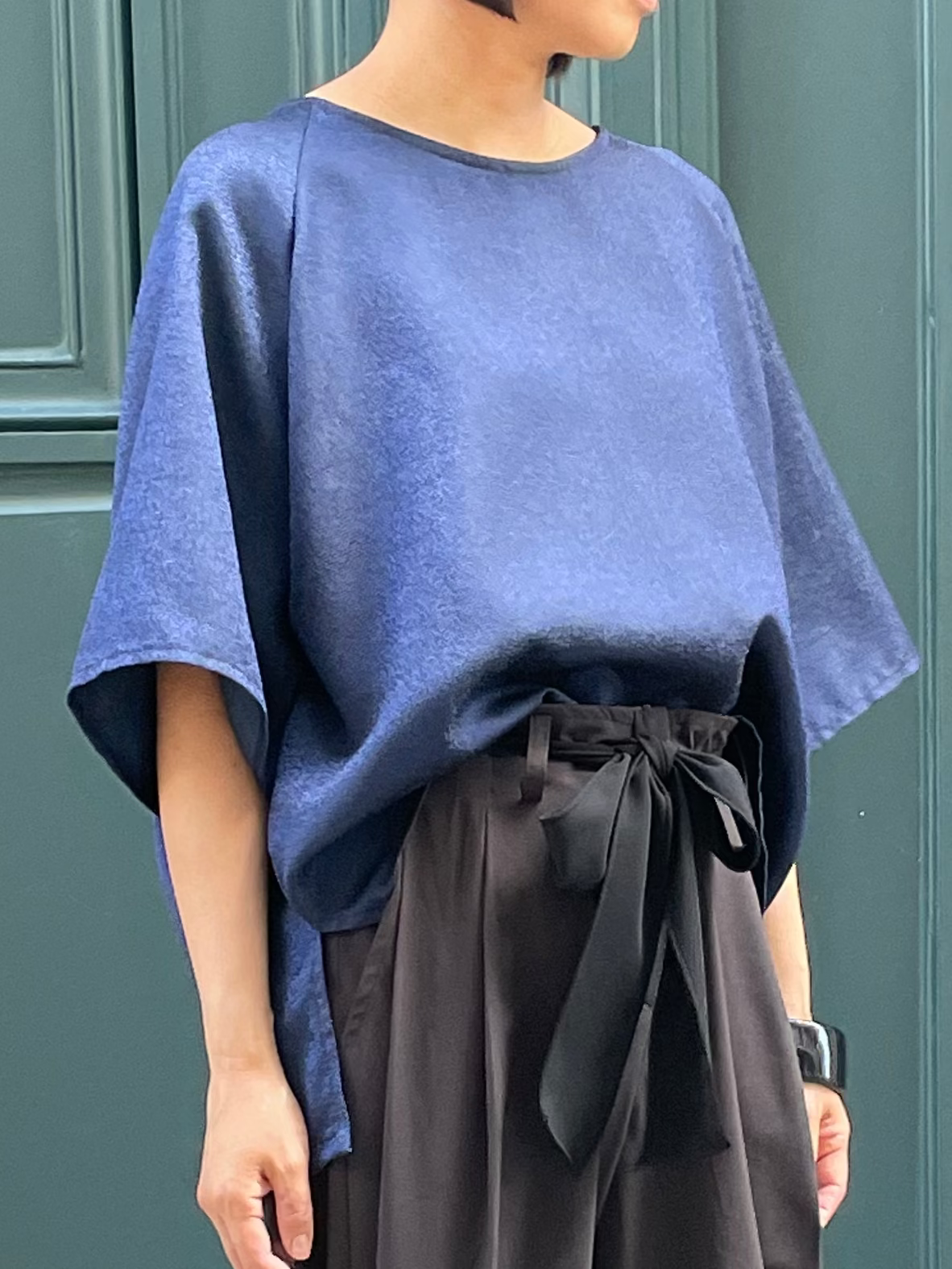 Haut bleu saphir ample