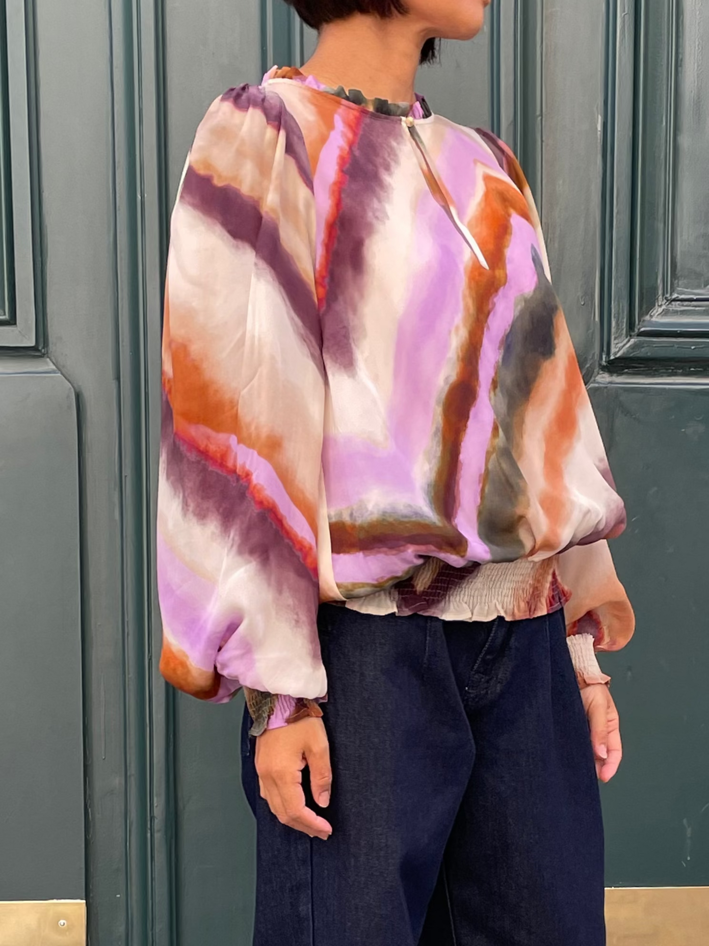 Haut fluide à motifs géométriques multicolores