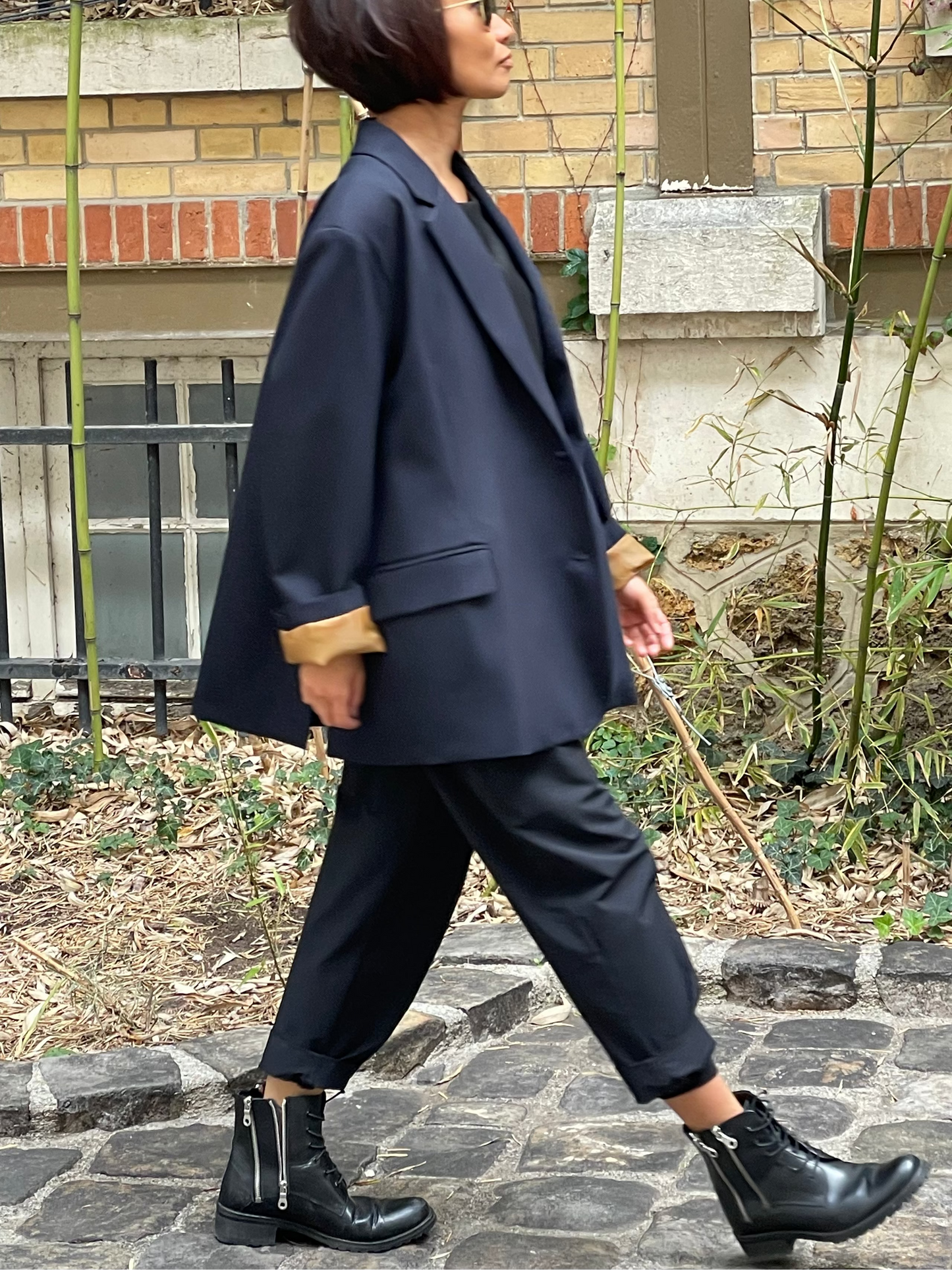 Blazer bleu marin à la coupe décontractée et aux poches