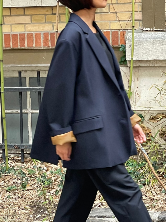 Blazer bleu marin à la coupe décontractée et aux poches