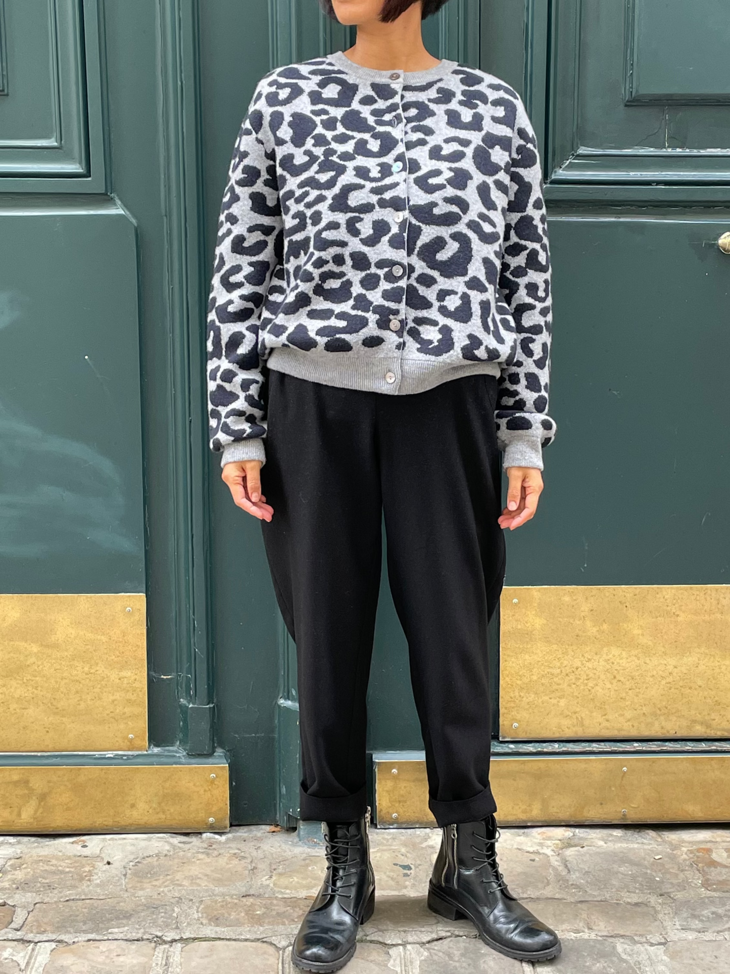 Cardigan ras du cou léopard en laine mérinos