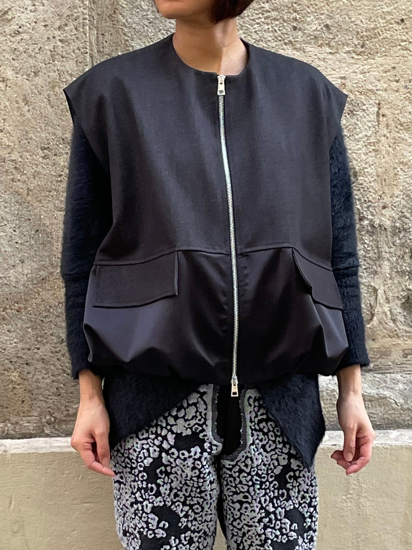 Vest with zipper and pockets