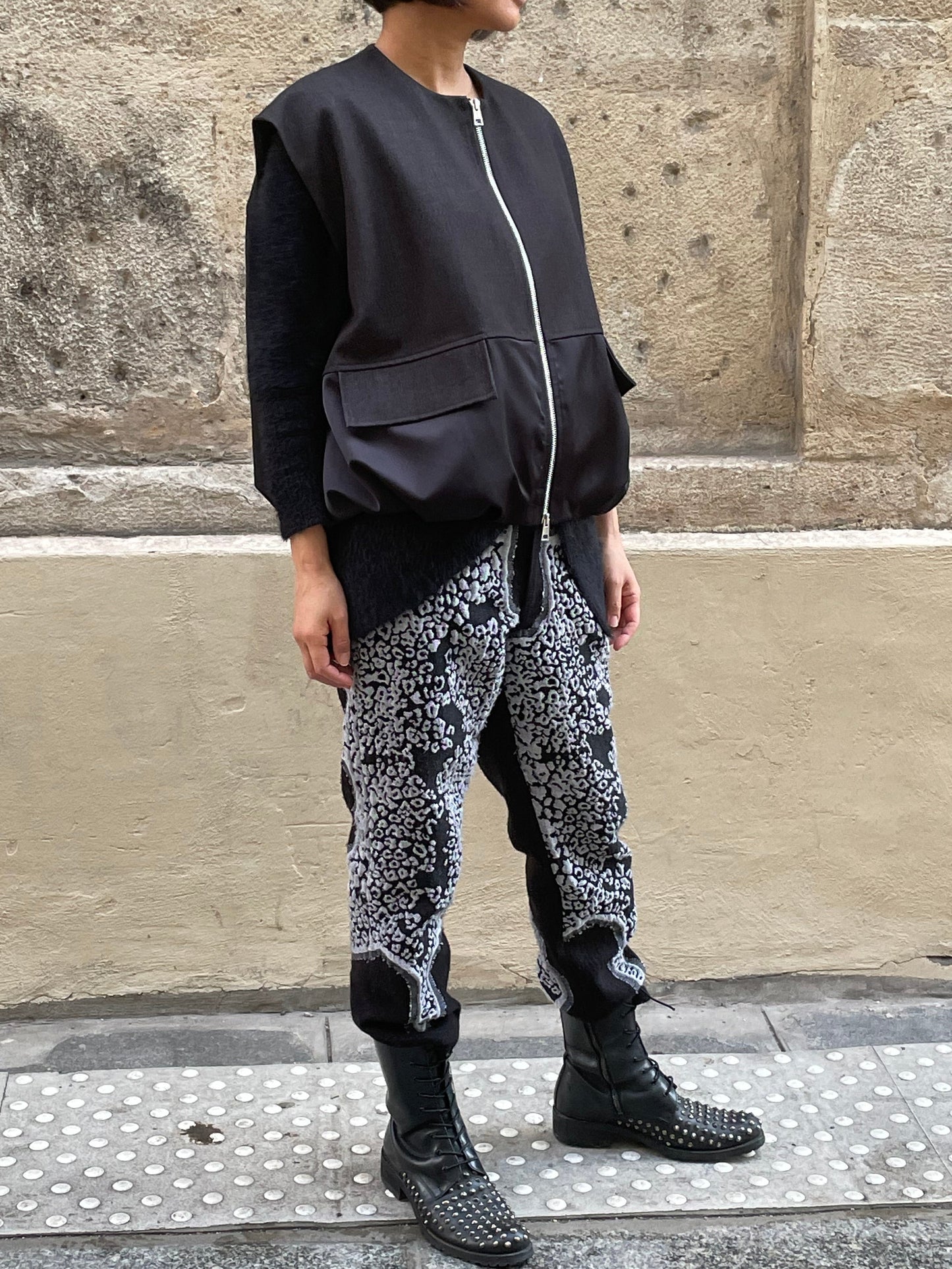 Vest with zipper and pockets