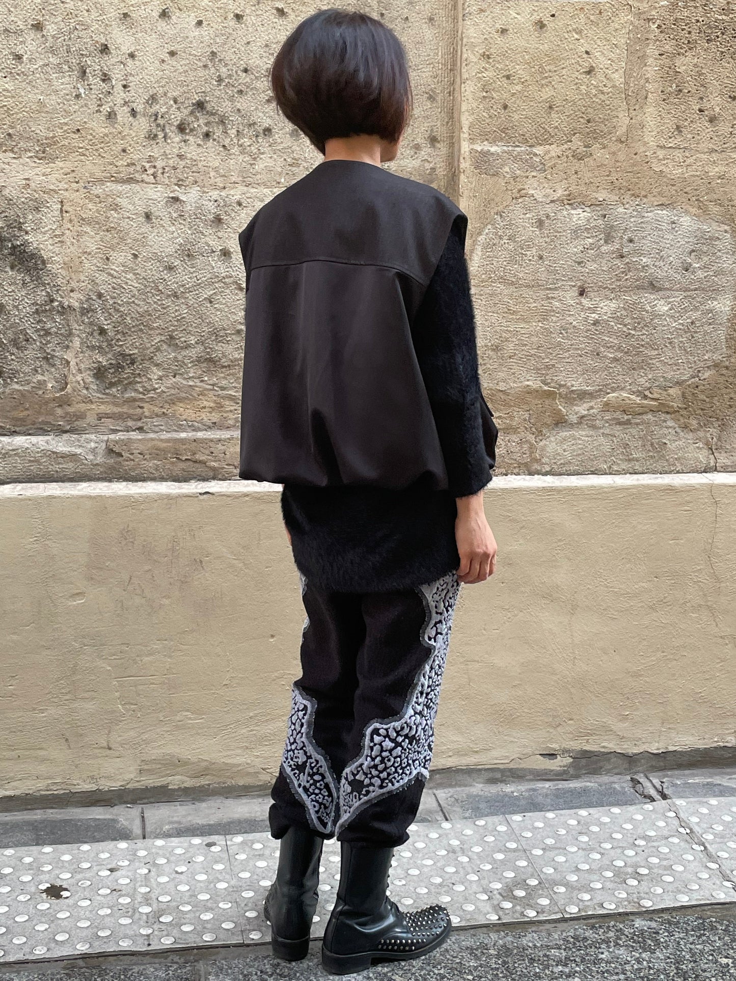 Vest with zipper and pockets