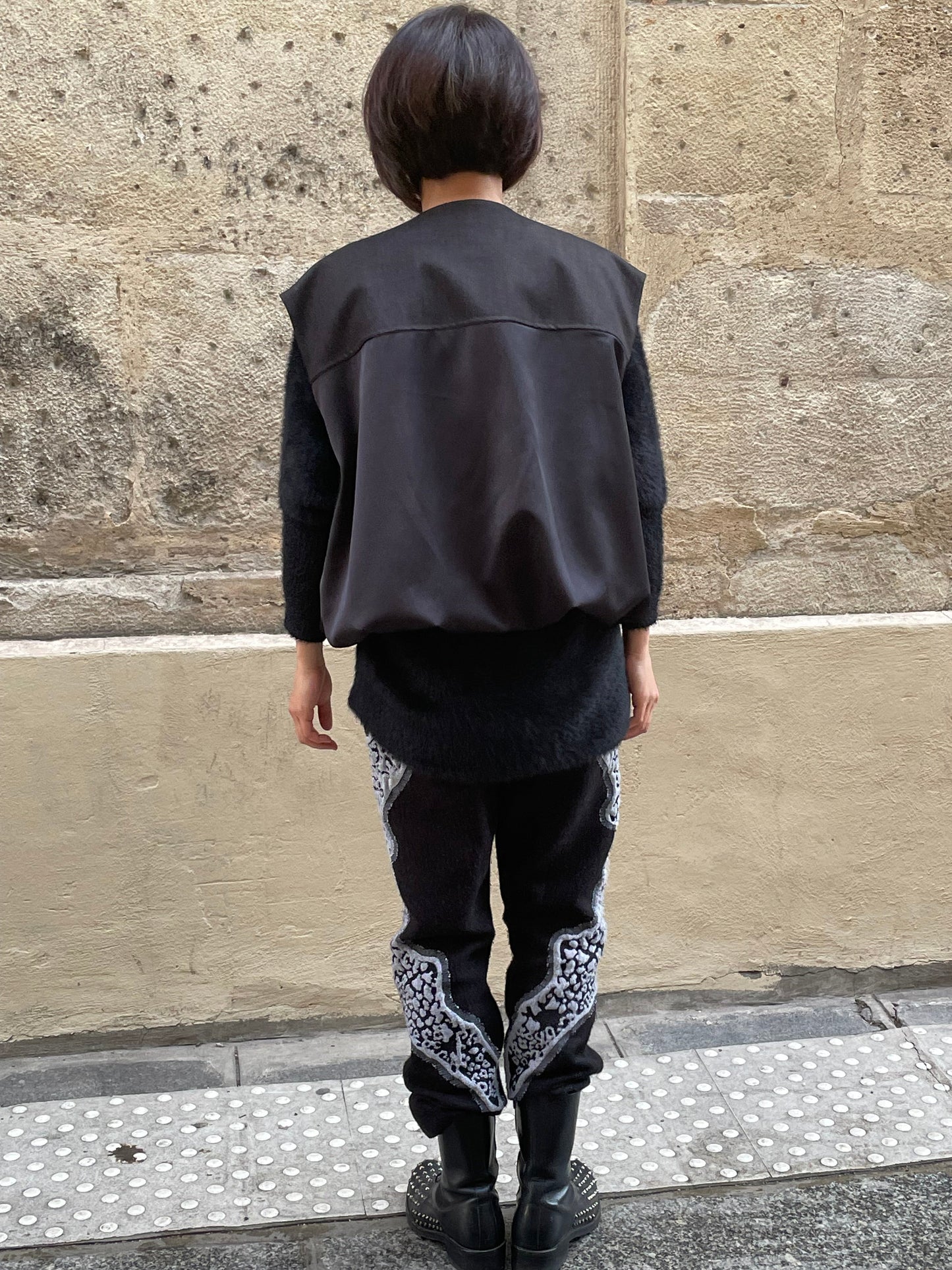 Vest with zipper and pockets