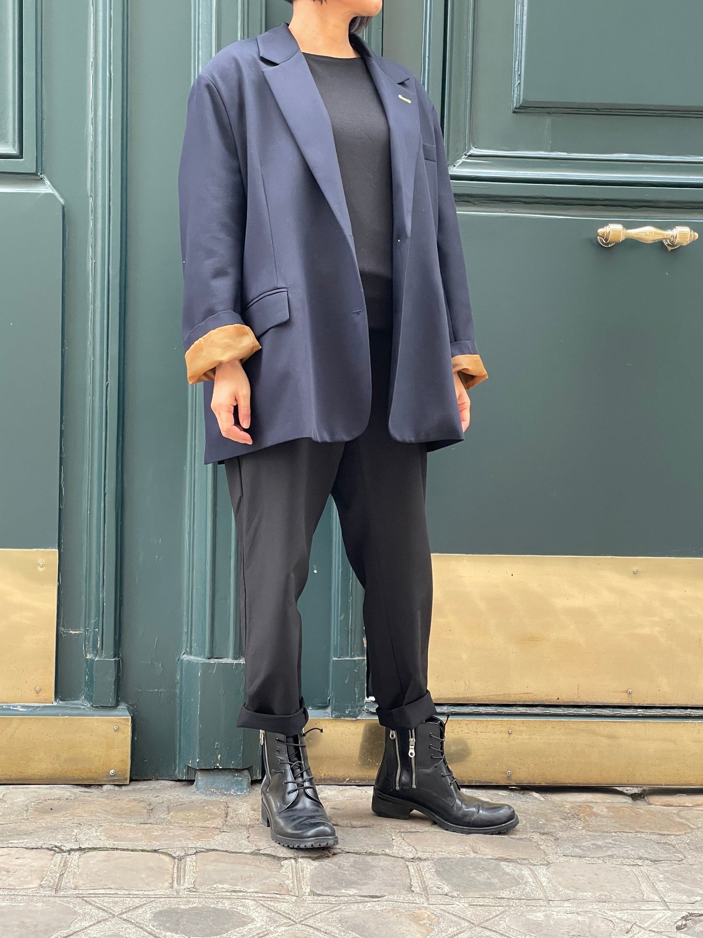 Blazer bleu marin à la coupe décontractée et aux poches