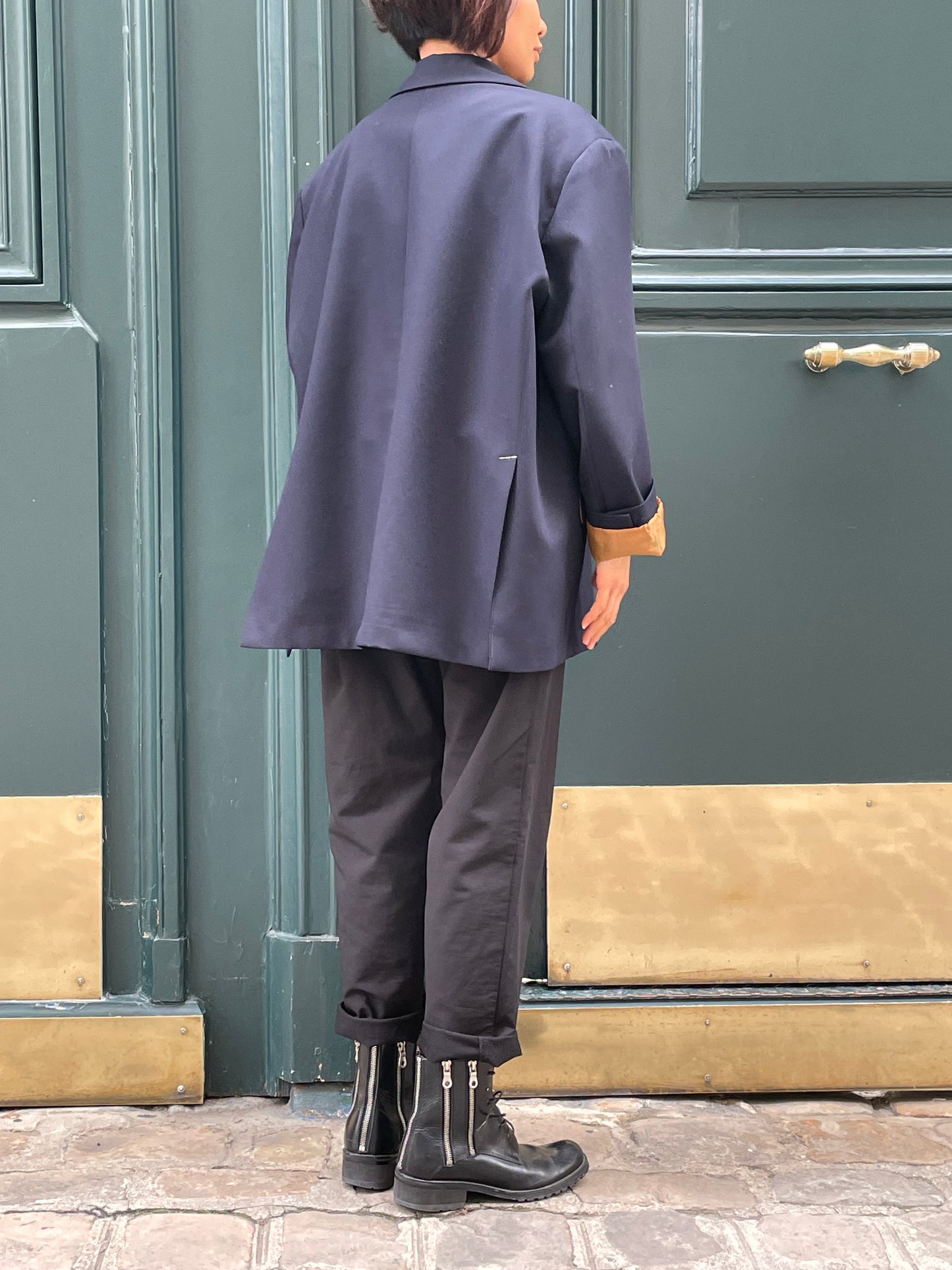 Blazer bleu marin à la coupe décontractée et aux poches
