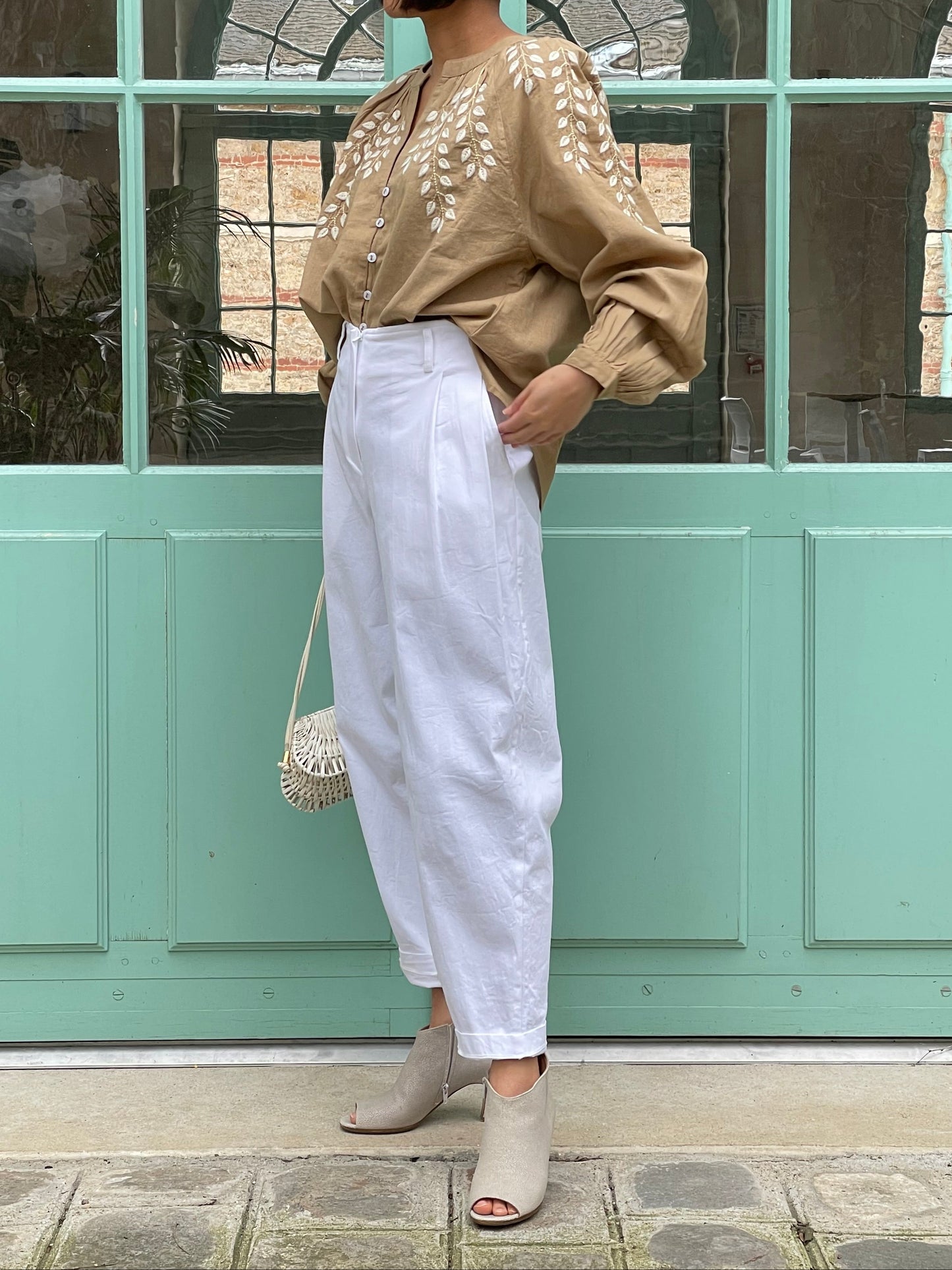 Lightweight stretch cotton white denim-effect trousers – modern and comfortable fit