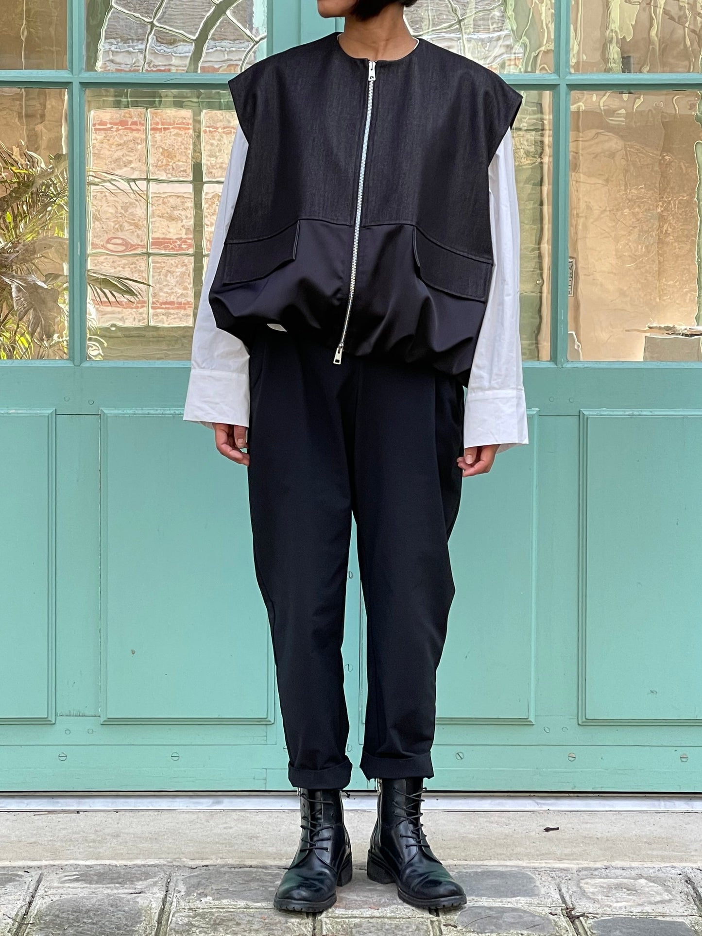 Vest with zipper and pockets