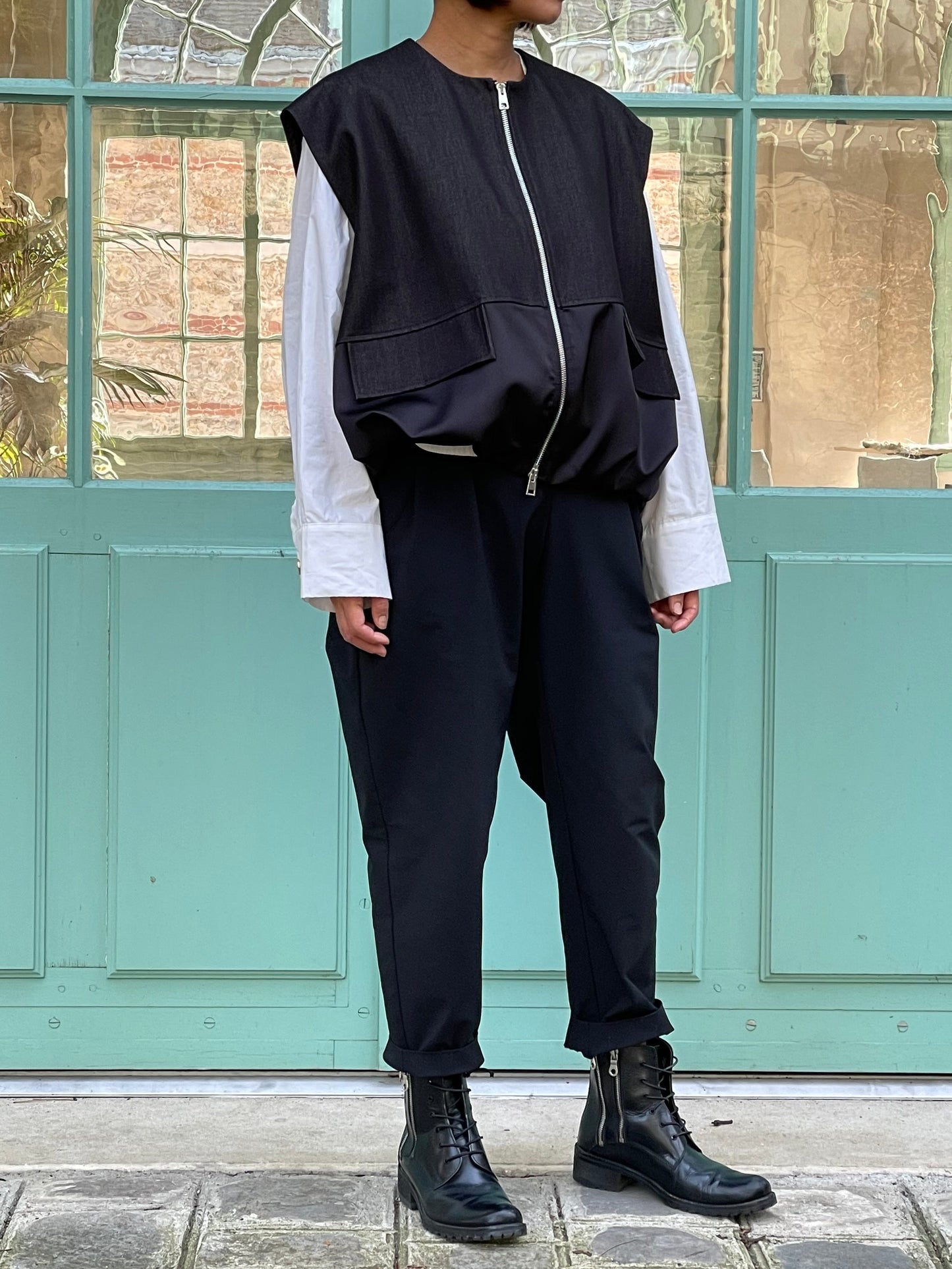Vest with zipper and pockets