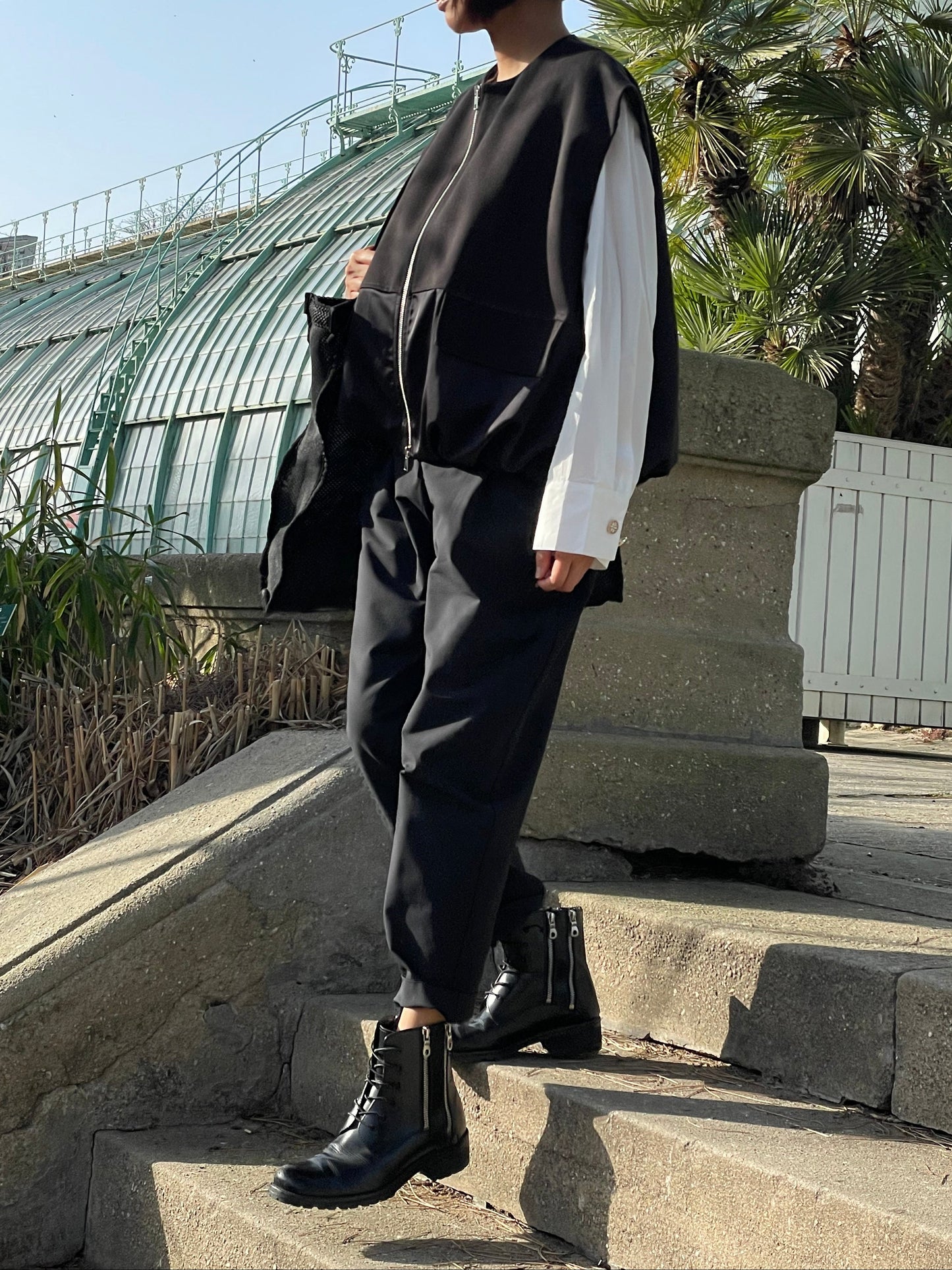 Vest with zipper and pockets