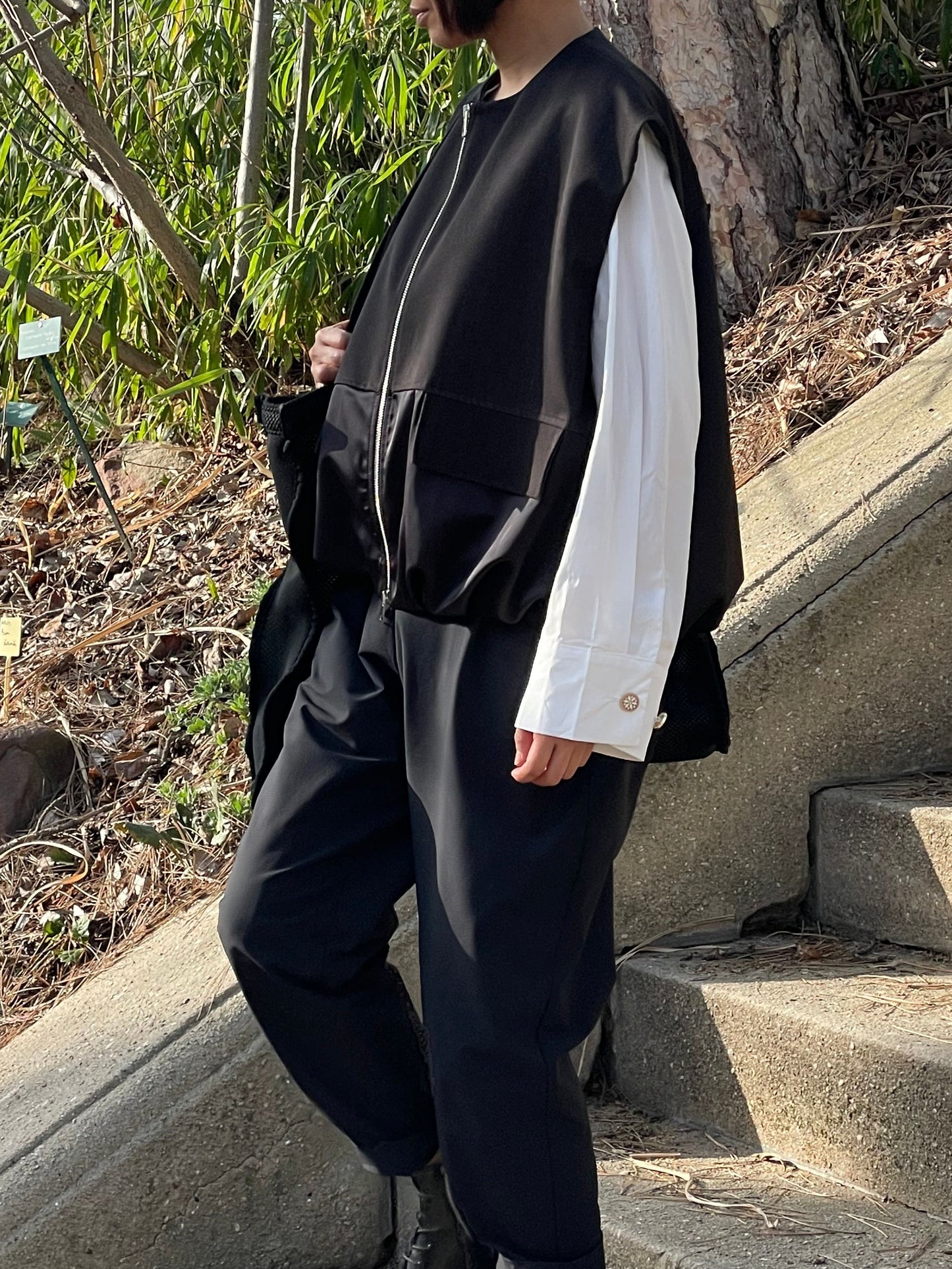 Vest with zipper and pockets