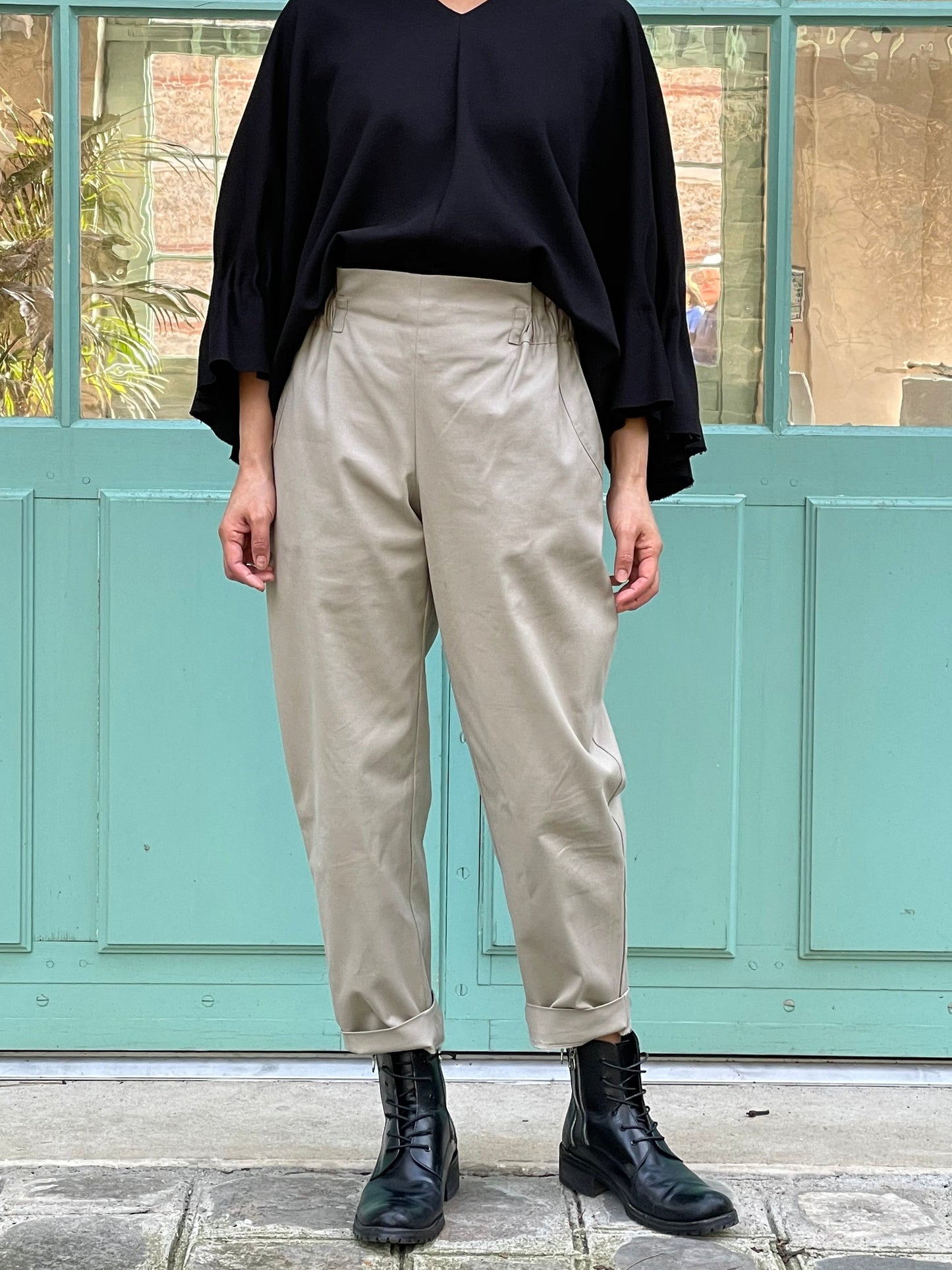 Pantalon cigarette en coton (beige ou bleu marine)