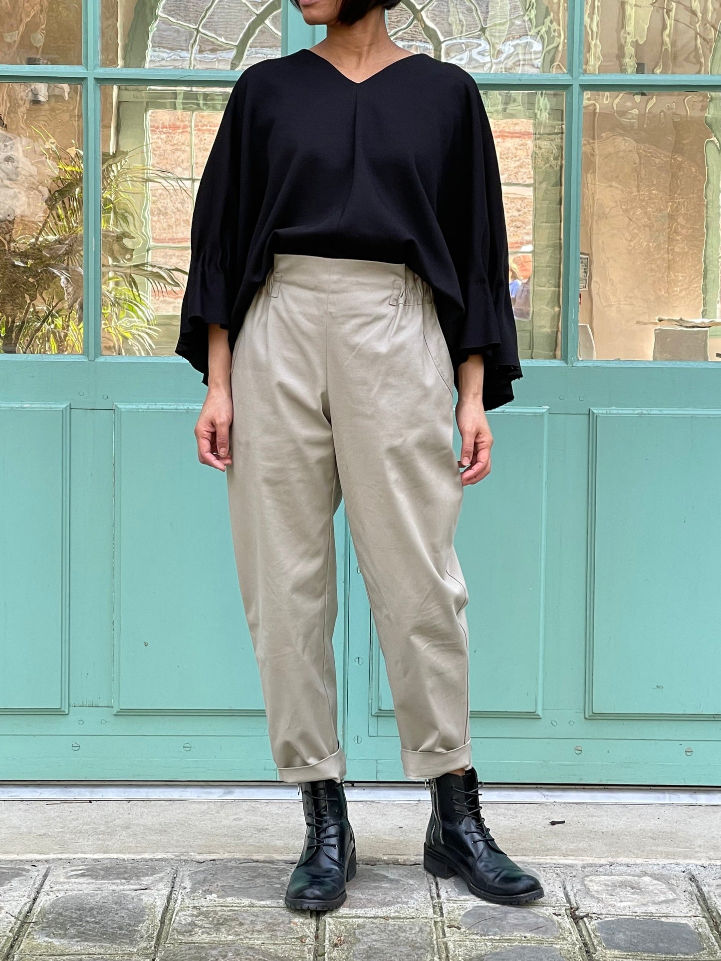 Pantalon cigarette en coton (beige ou bleu marine)