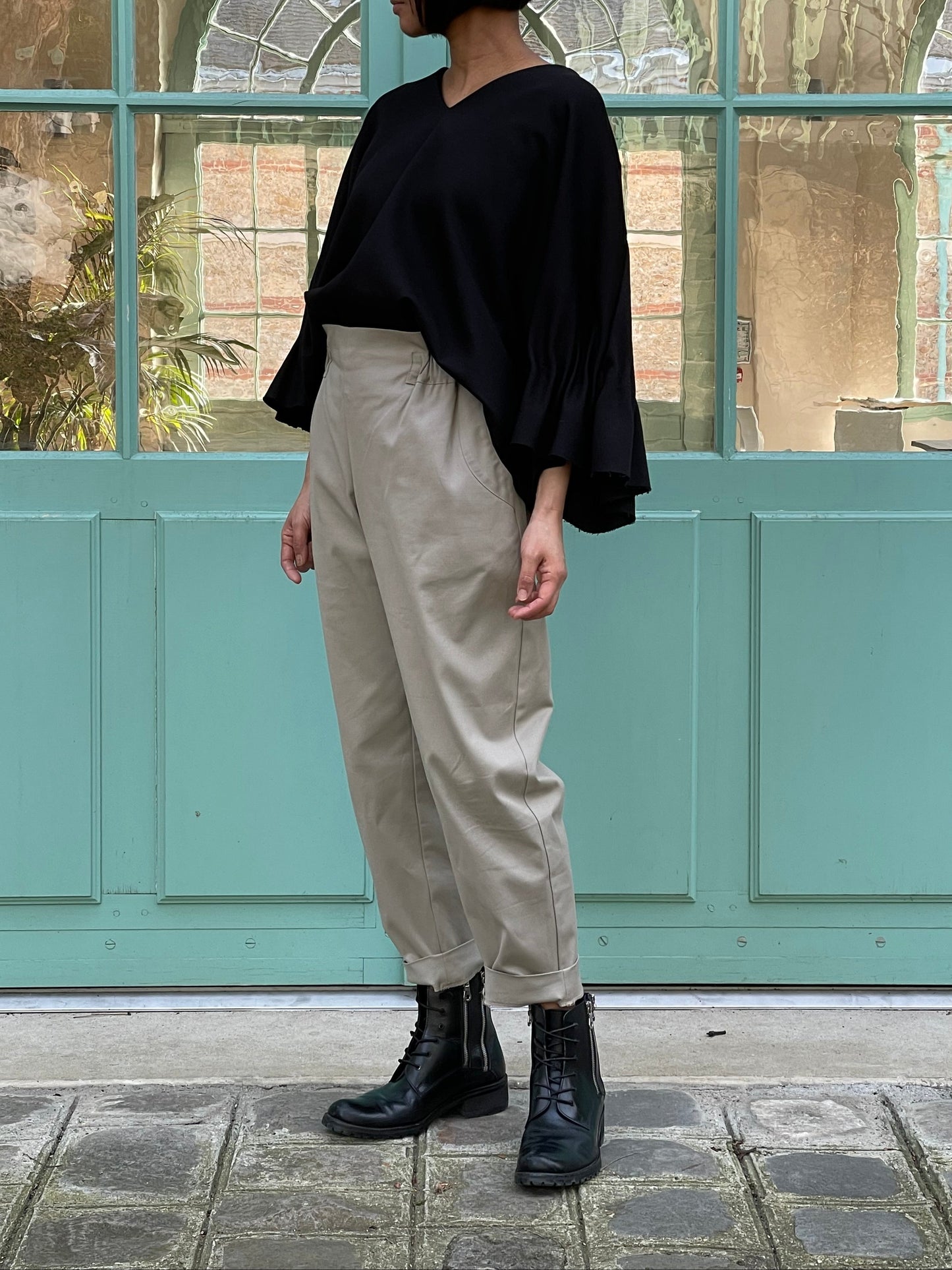 Pantalon cigarette en coton (beige ou bleu marine)